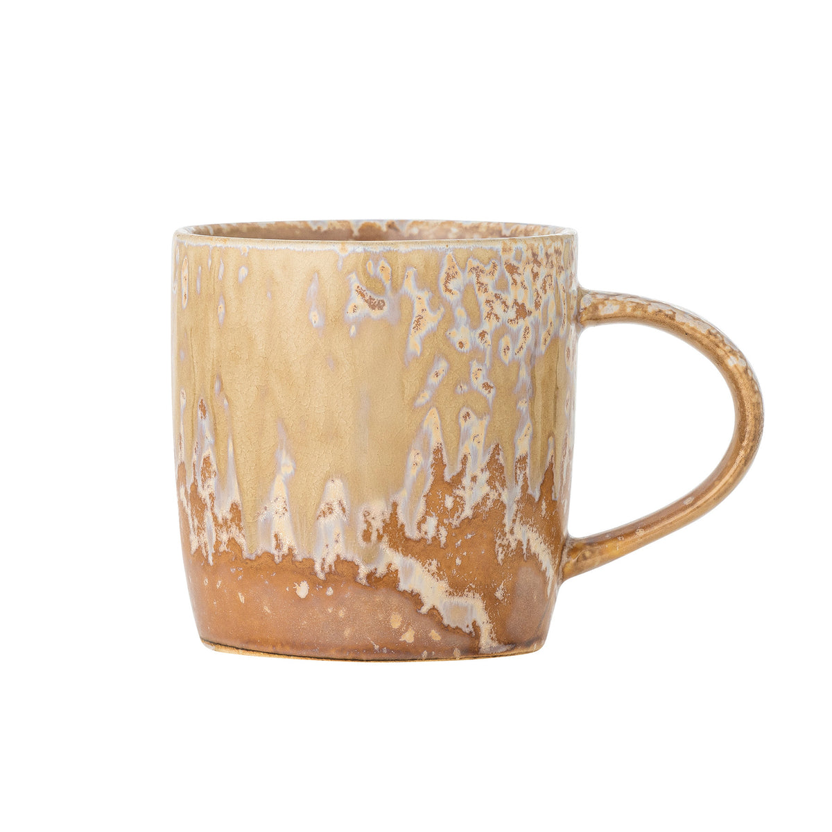 Beiger Becher Milani aus Steingut von Bloomingville mit reaktiver Glasur, runder Form und leichtem Farbenspiel auf der Oberfläche.
