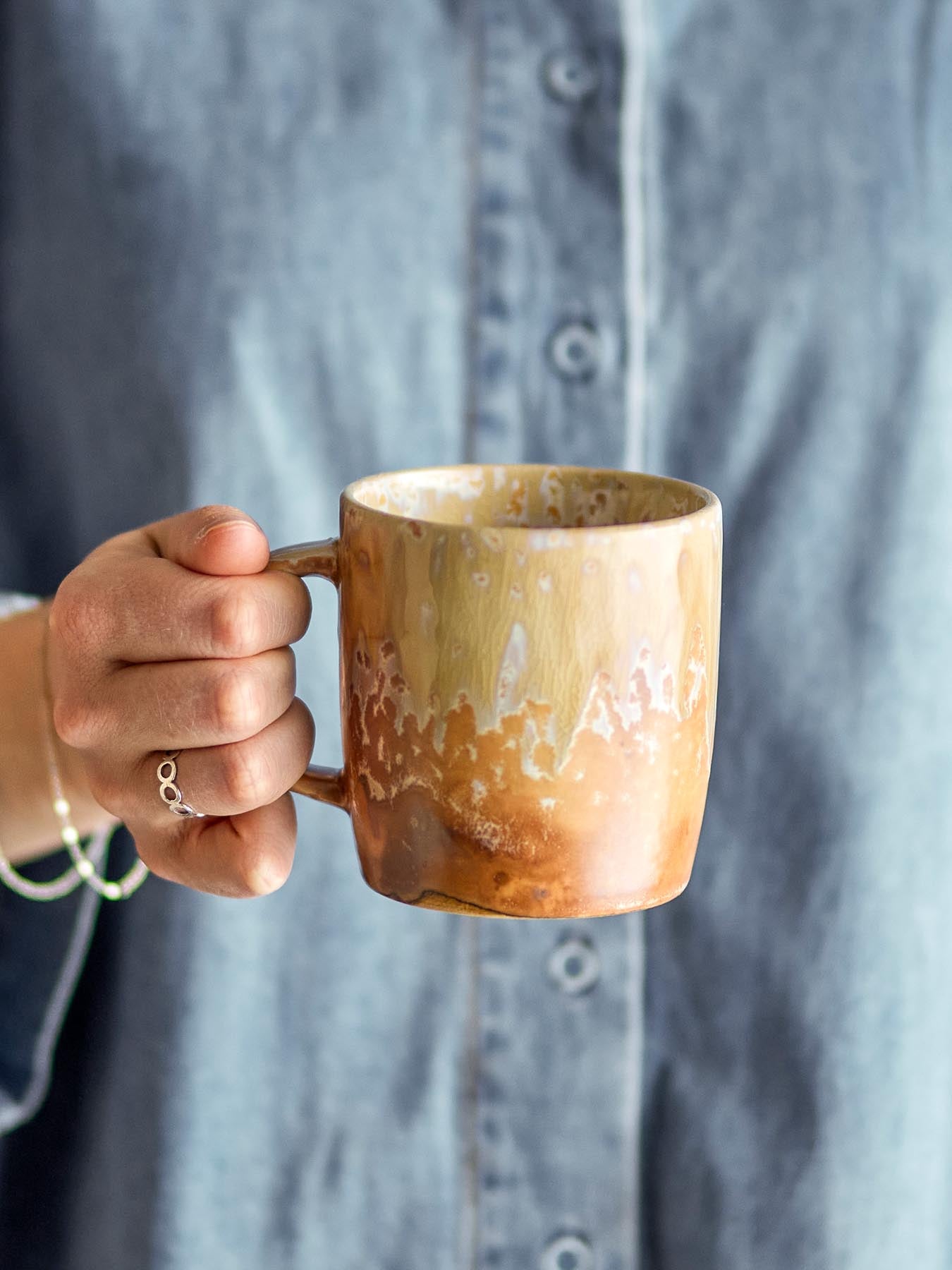 Erleben Sie den Milani Becher von Bloomingville – ein stilvolles Unikat aus Steingut mit reaktiver Glasur, ideal für jeden Genussmoment.