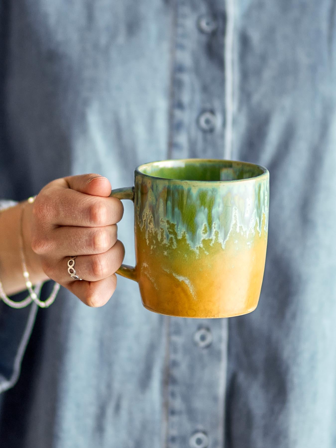 Erleben Sie den charmanten Milani Becher von Bloomingville in elegantem Grün. Jedes Stück ist ein Unikat aus robustem Steingut mit reaktiver Glasur.