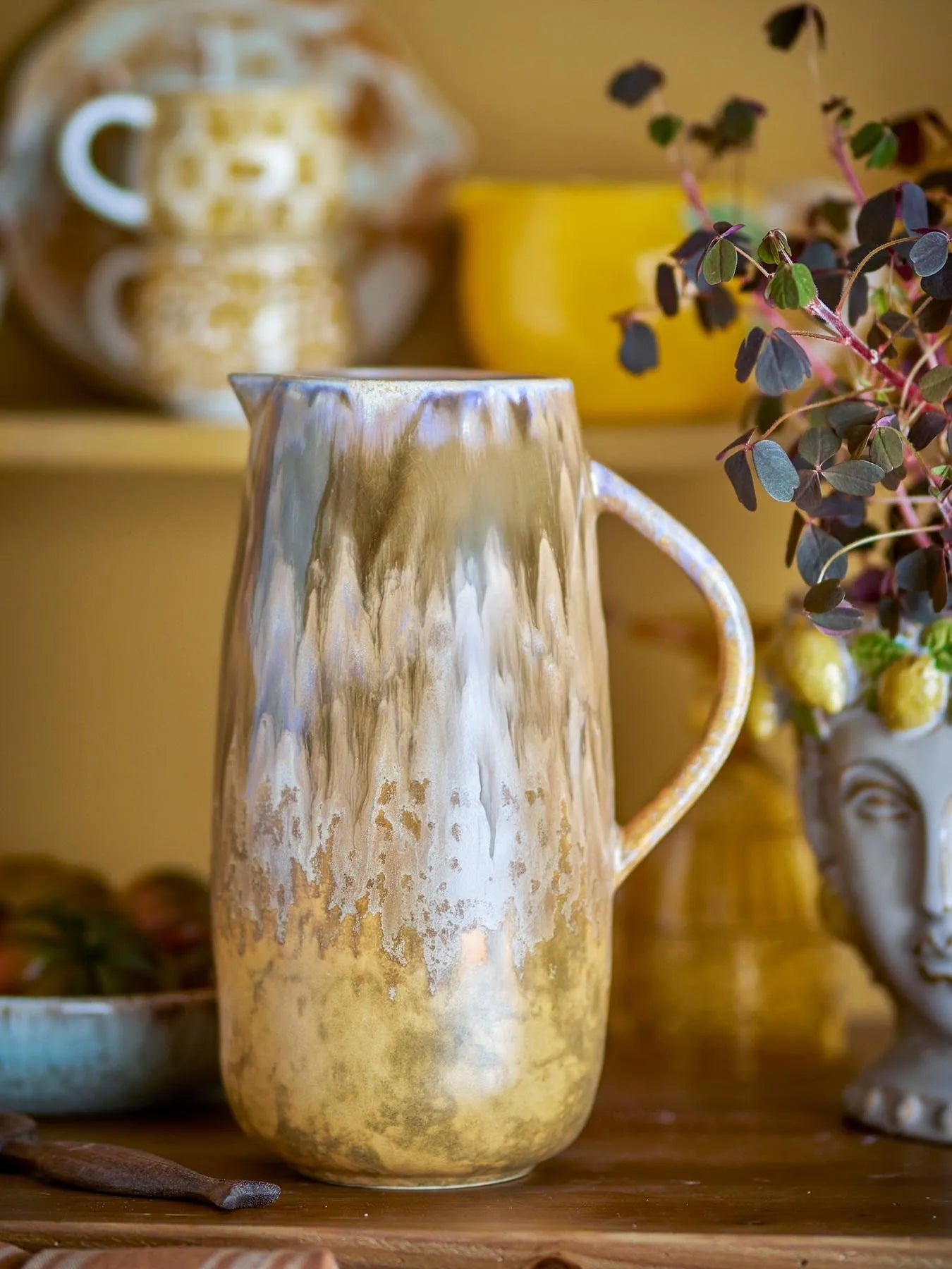 Lacey Krug, Braun, Steingut in Braun präsentiert im Onlineshop von KAQTU Design AG. Kanne ist von Creative Collection