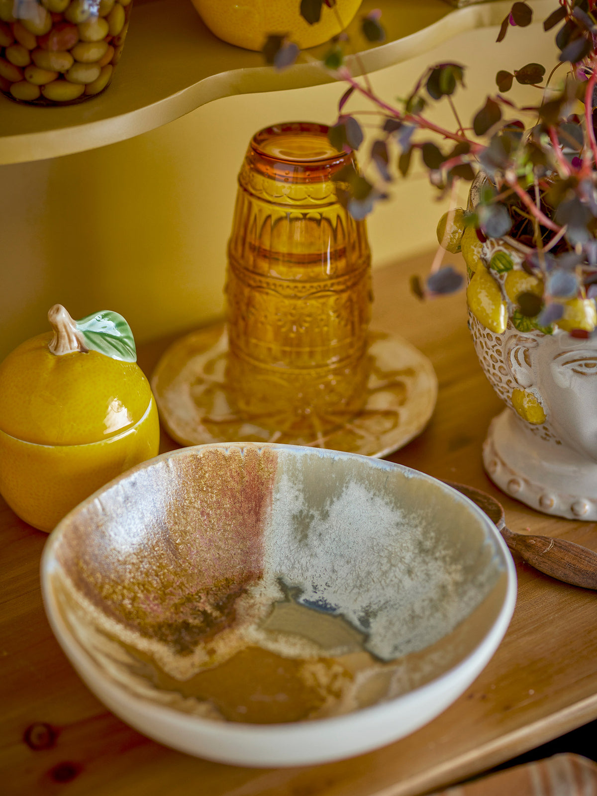 Lacey Schale, Gelb, Steingut in Gelb präsentiert im Onlineshop von KAQTU Design AG. Schale ist von Creative Collection