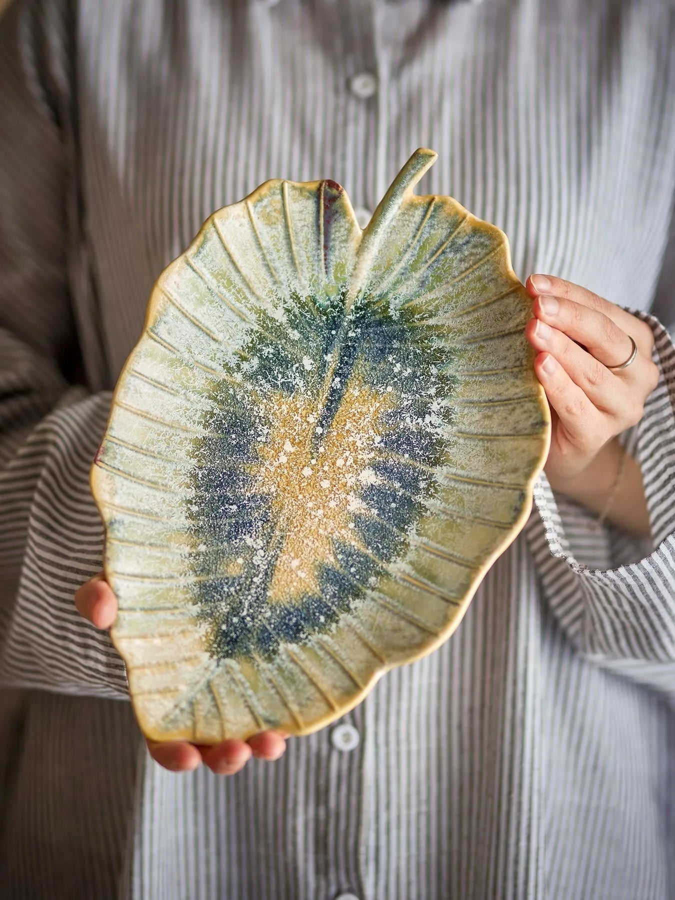 Dorreen Servierplatte, Blau, Steingut in Blau präsentiert im Onlineshop von KAQTU Design AG. Kochbesteck ist von Creative Collection