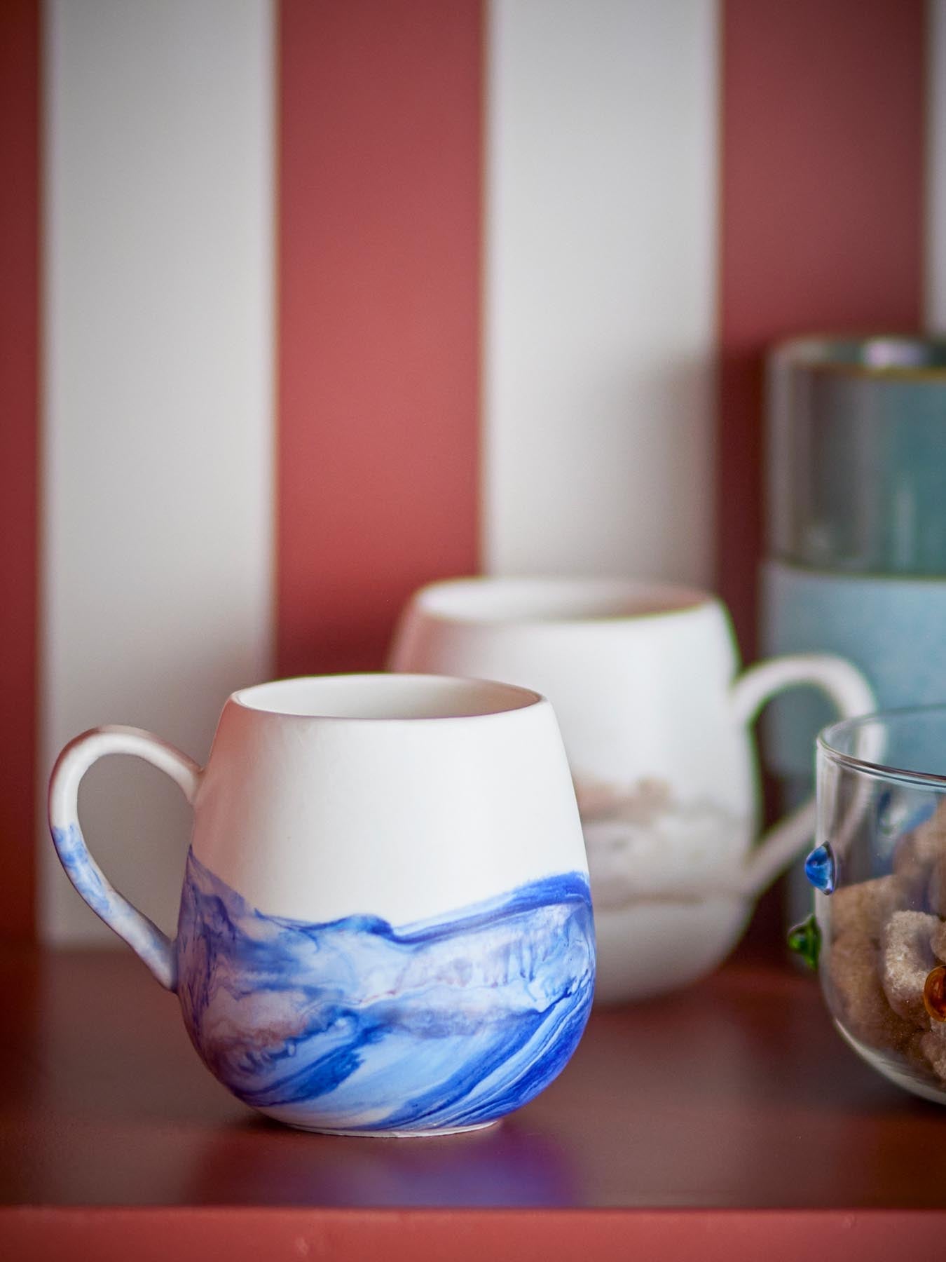 Lyre Tasse, Blau, Steingut in Blau präsentiert im Onlineshop von KAQTU Design AG. Tasse ist von Bloomingville