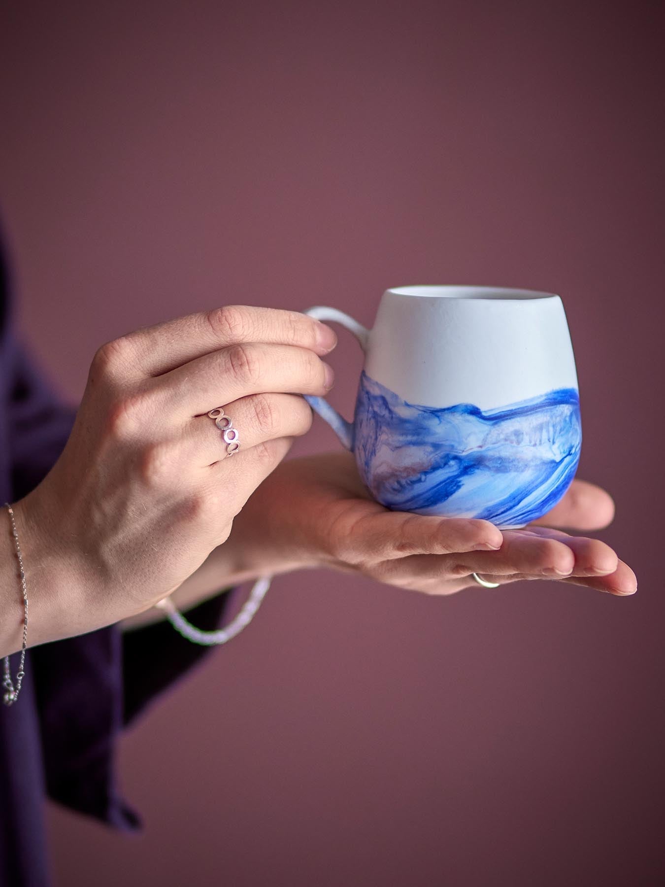 Lyre Tasse, Blau, Steingut in Blau präsentiert im Onlineshop von KAQTU Design AG. Tasse ist von Bloomingville