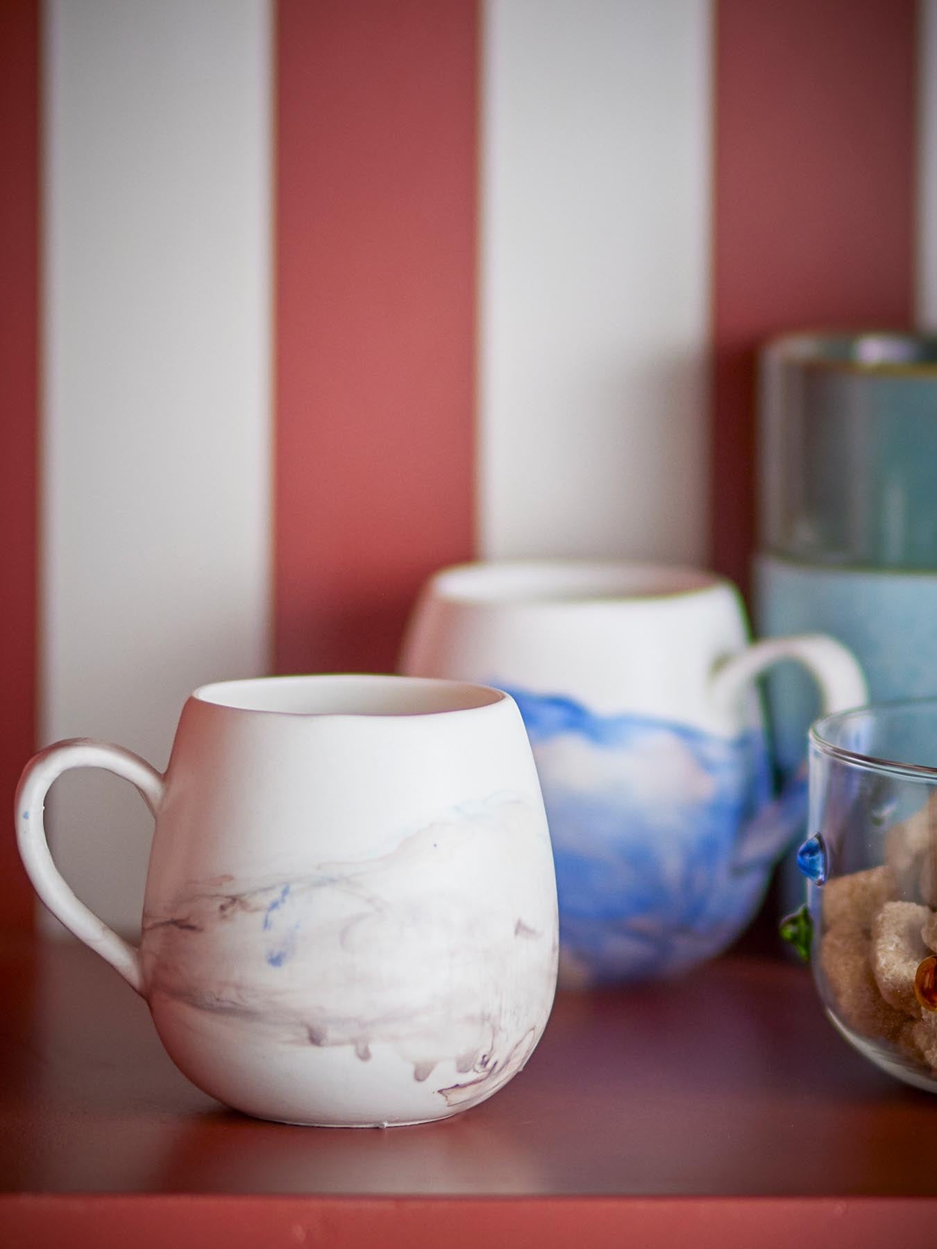 Lyre Tasse, Braun, Steingut in Braun präsentiert im Onlineshop von KAQTU Design AG. Tasse ist von Bloomingville