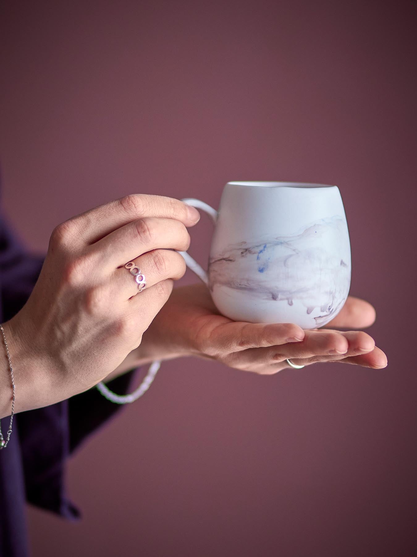 Lyre Tasse, Braun, Steingut in Braun präsentiert im Onlineshop von KAQTU Design AG. Tasse ist von Bloomingville