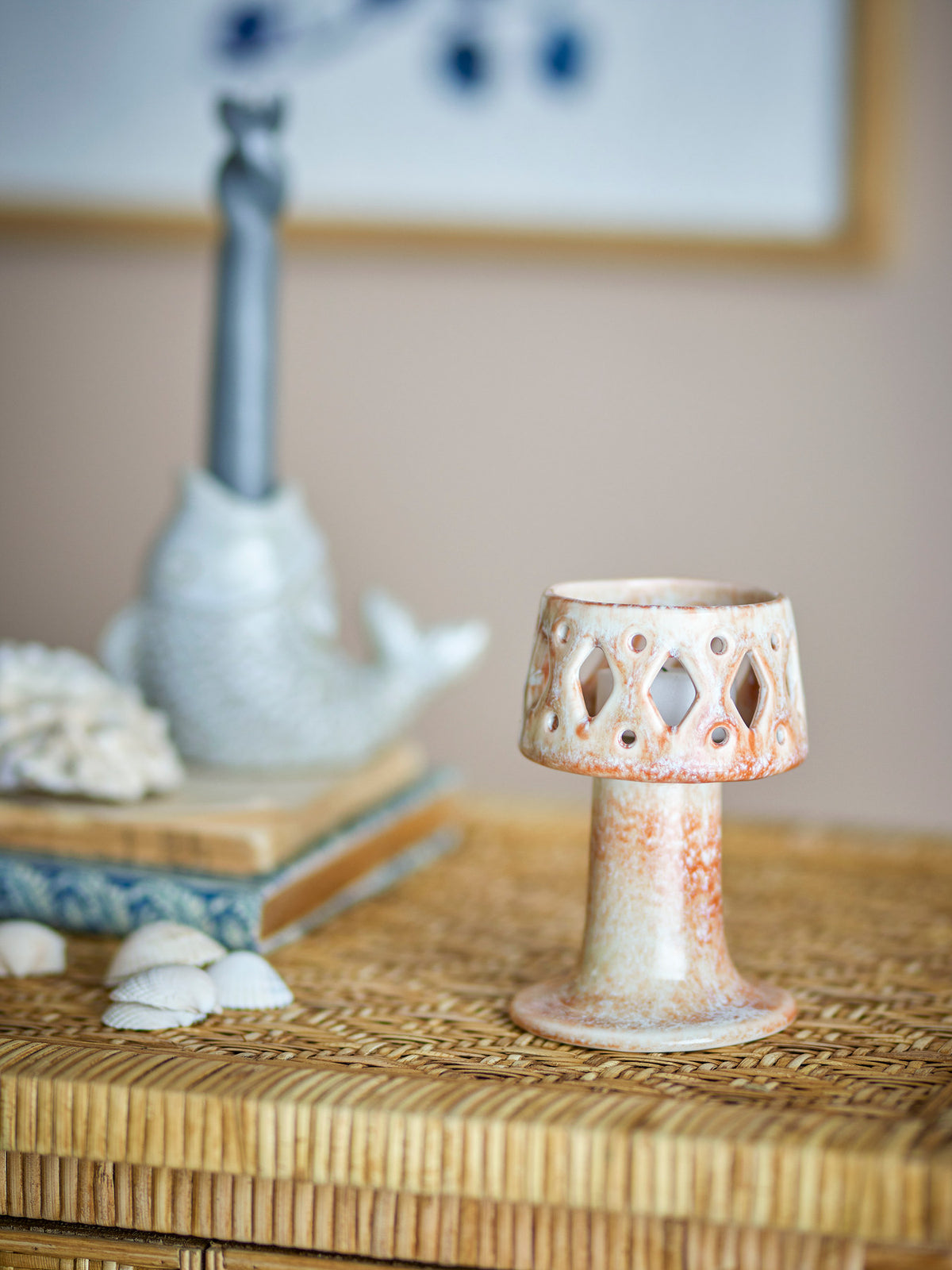 Teelichthalter Patty aus Steingut in Rose mit durchbrochenem Muster im oberen Bereich, rundes skulpturales Design, Höhe 12 cm.