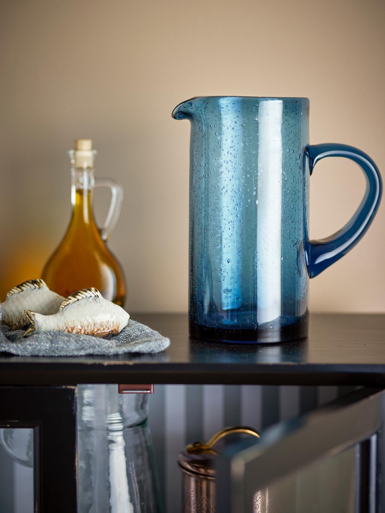 Tabby Krug, Blau, Glas in Blau präsentiert im Onlineshop von KAQTU Design AG. Kanne ist von Creative Collection