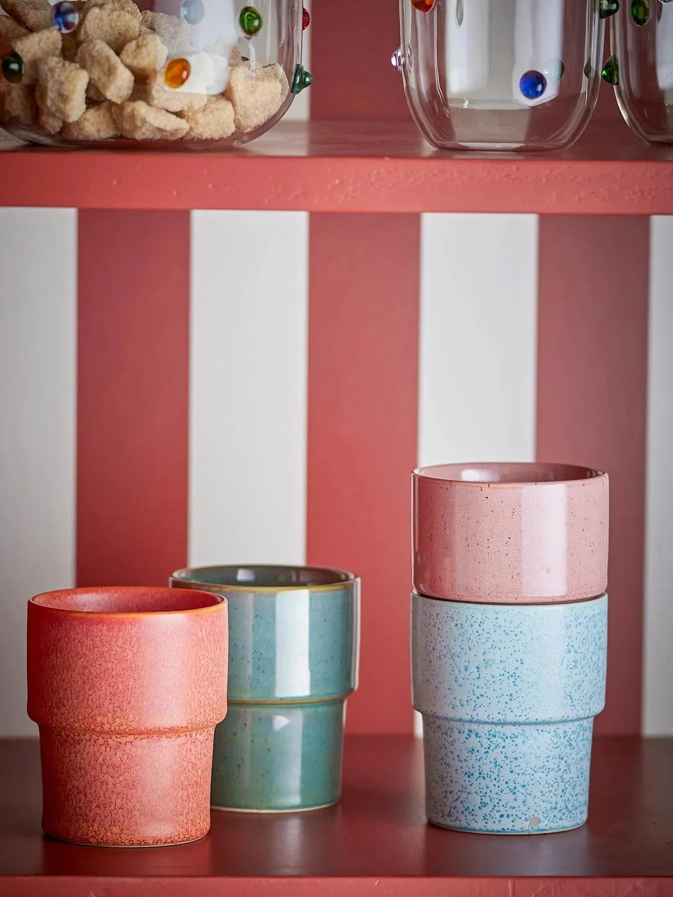 Ewan Tasse, Rose, Steingut in Rose präsentiert im Onlineshop von KAQTU Design AG. Tasse ist von Bloomingville