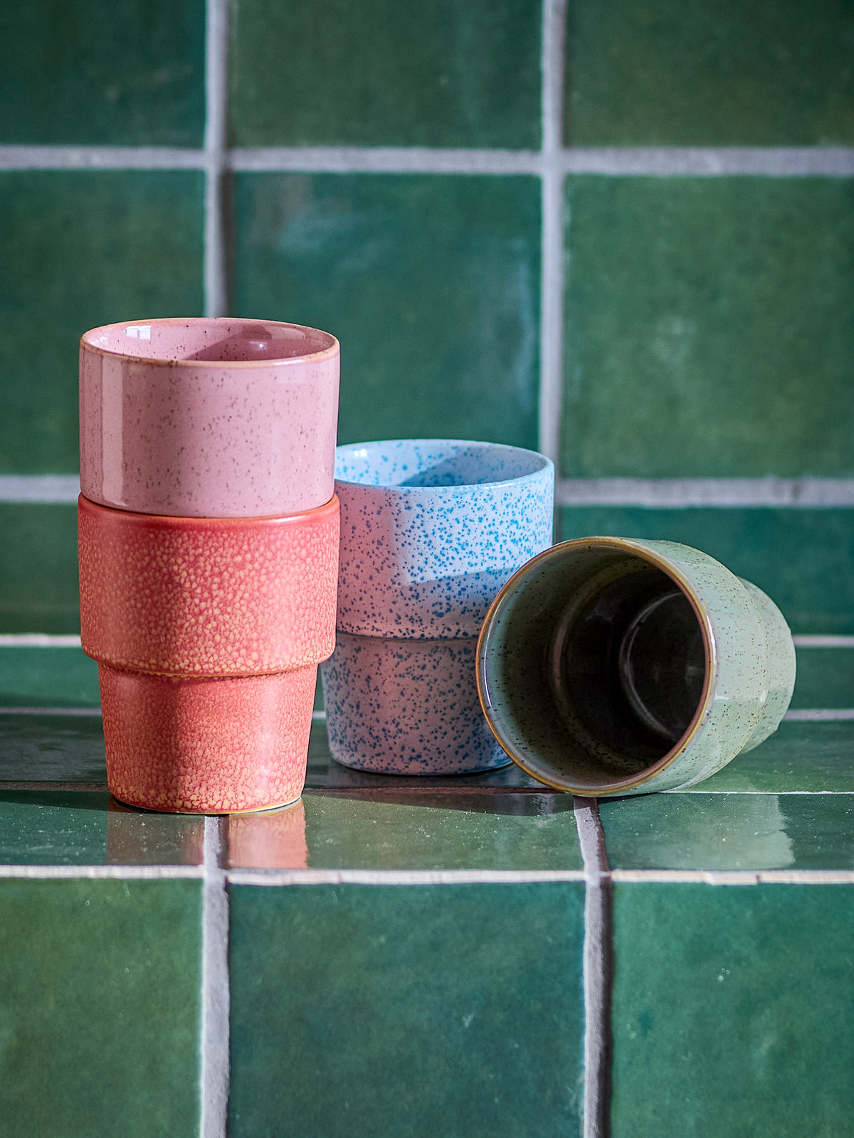 Ewan Tasse, Rose, Steingut in Rose präsentiert im Onlineshop von KAQTU Design AG. Tasse ist von Bloomingville