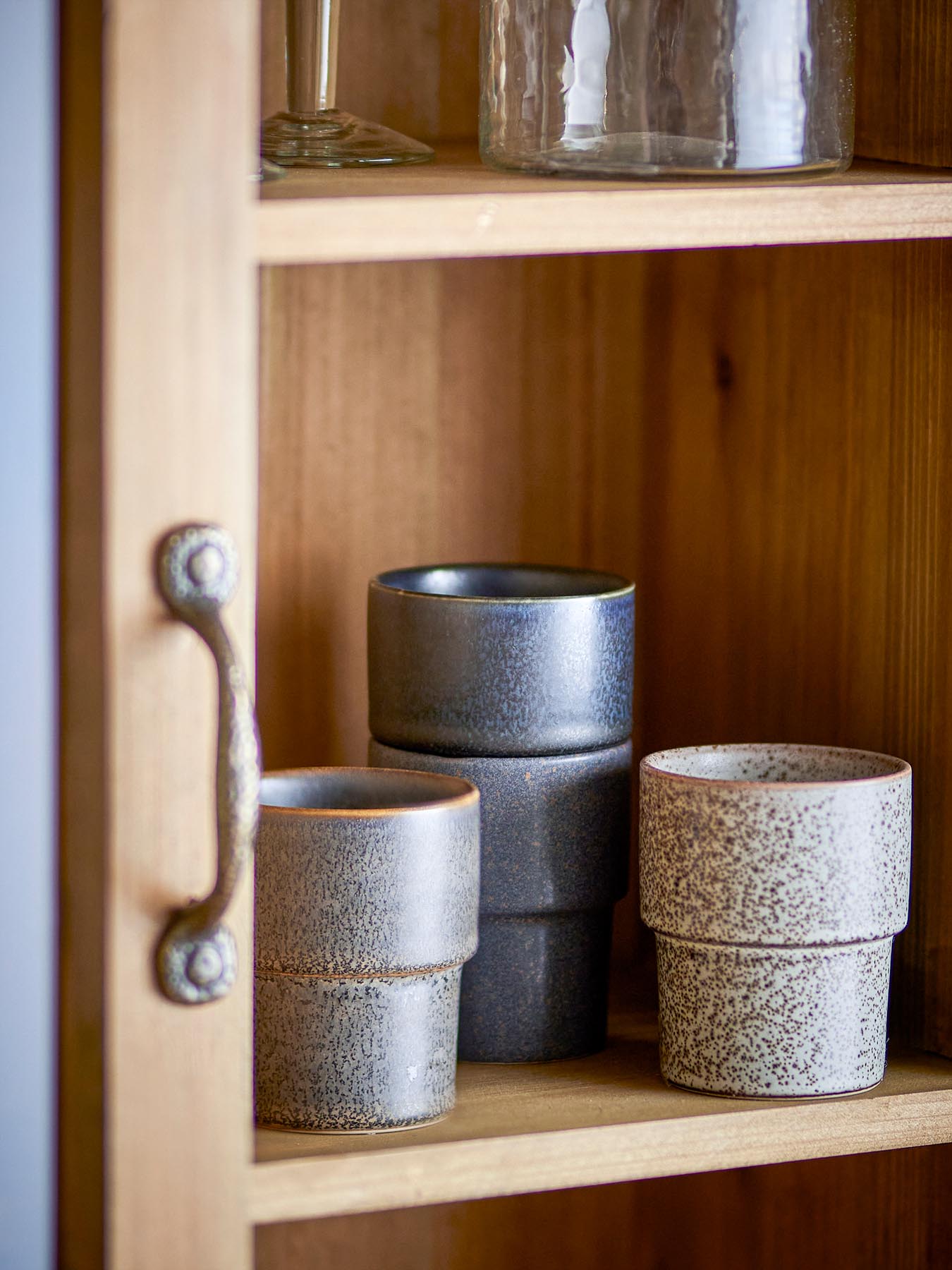Ewan Tasse, Braun, Steingut in Braun präsentiert im Onlineshop von KAQTU Design AG. Tasse ist von Bloomingville