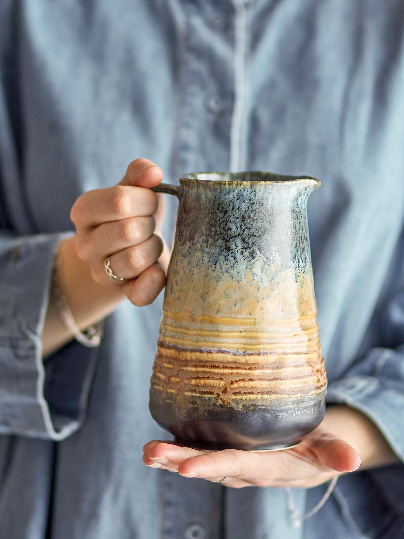 Deana Krug, Blau, Steingut in Blau präsentiert im Onlineshop von KAQTU Design AG. Kanne ist von Bloomingville