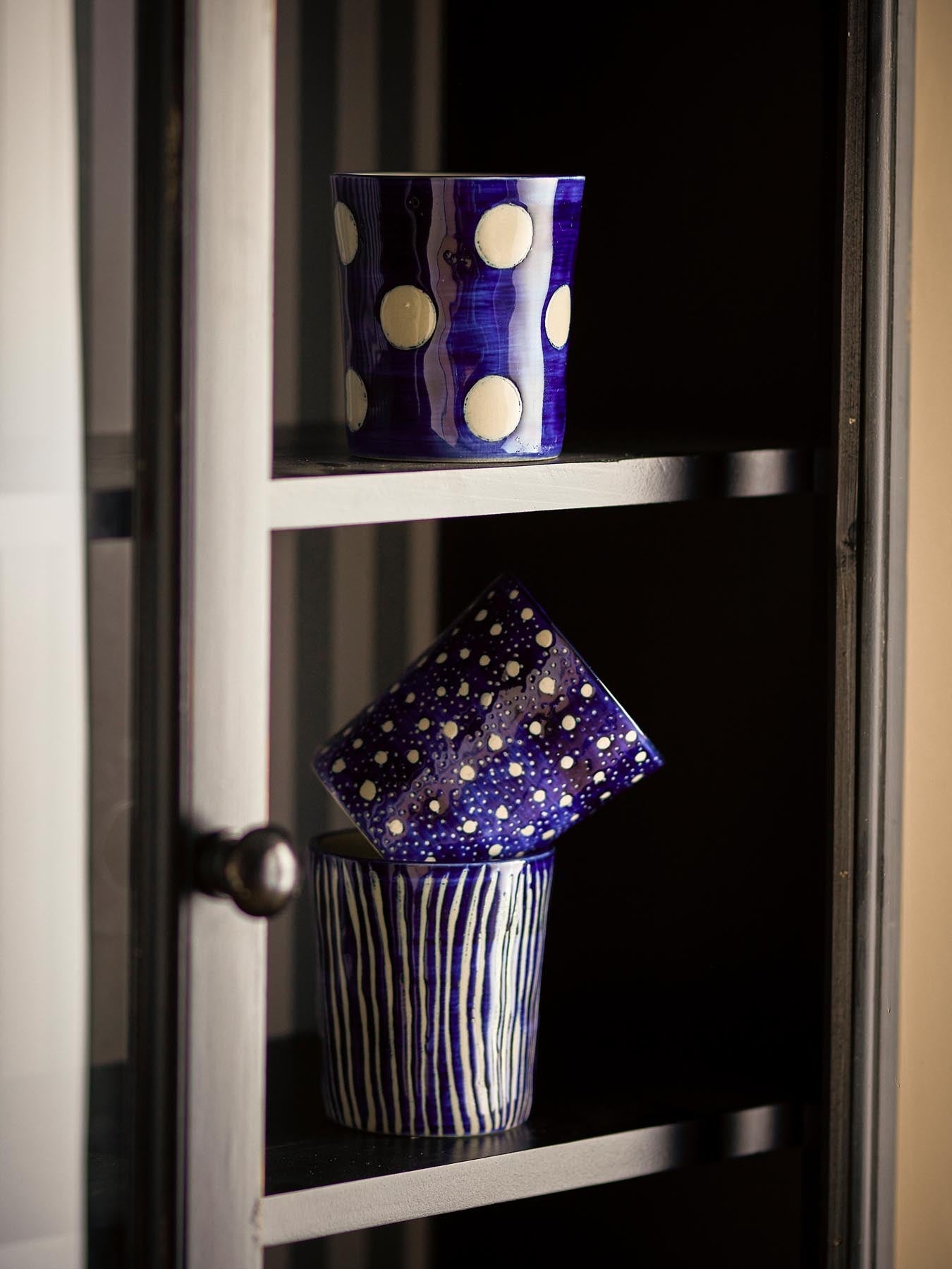 Minoa Tasse, Blau, Steingut in Blau präsentiert im Onlineshop von KAQTU Design AG. Tasse ist von Creative Collection