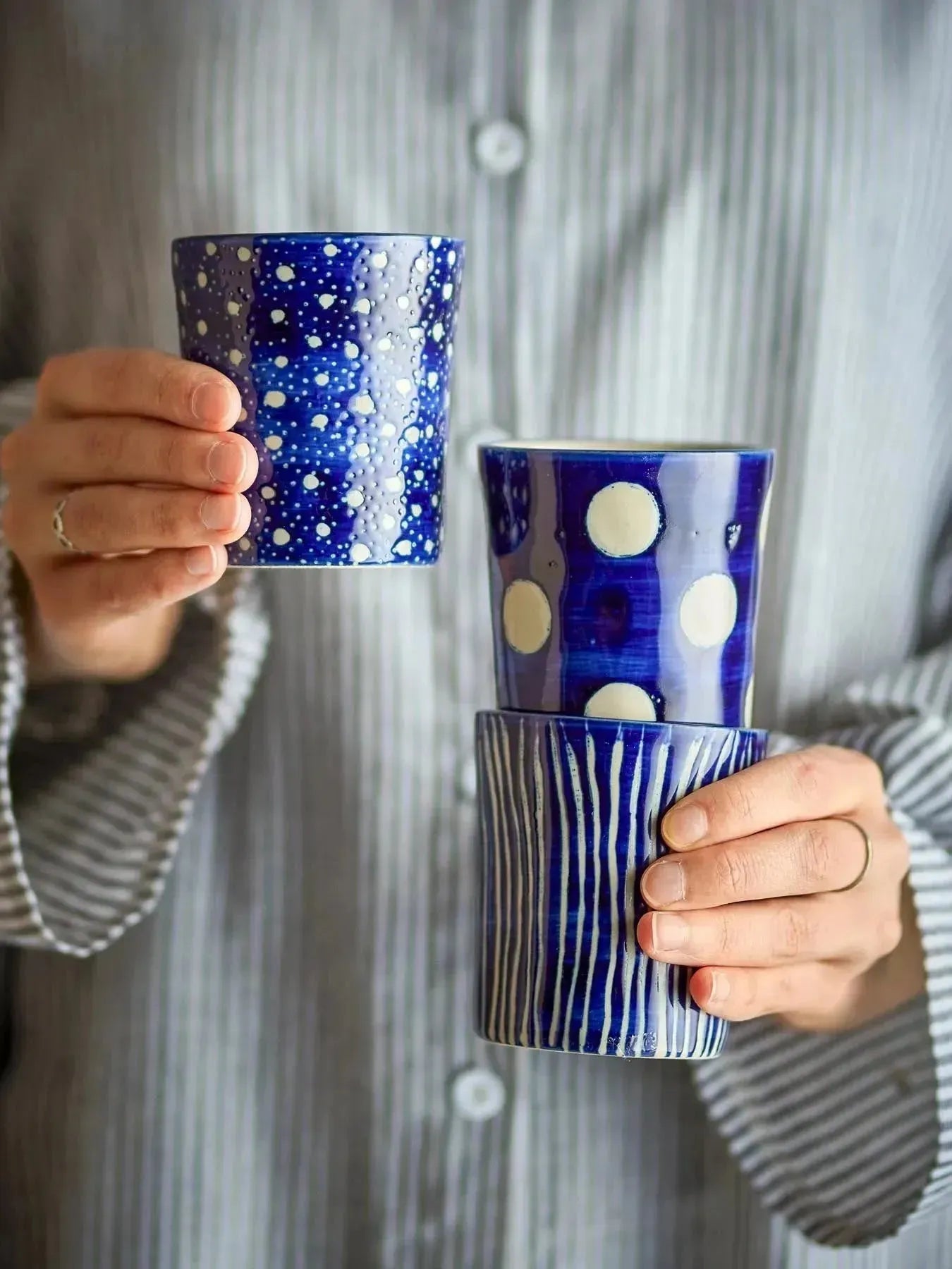 Minoa Tasse, Blau, Steingut in Blau präsentiert im Onlineshop von KAQTU Design AG. Tasse ist von Creative Collection