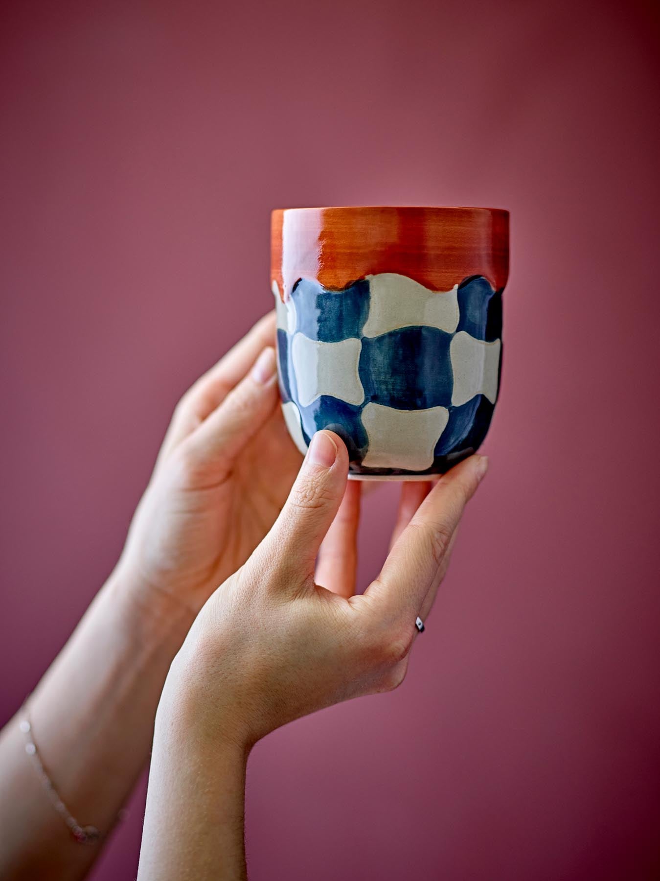 Check Tasse, Blau, Steingut in Blau präsentiert im Onlineshop von KAQTU Design AG. Tasse ist von Bloomingville