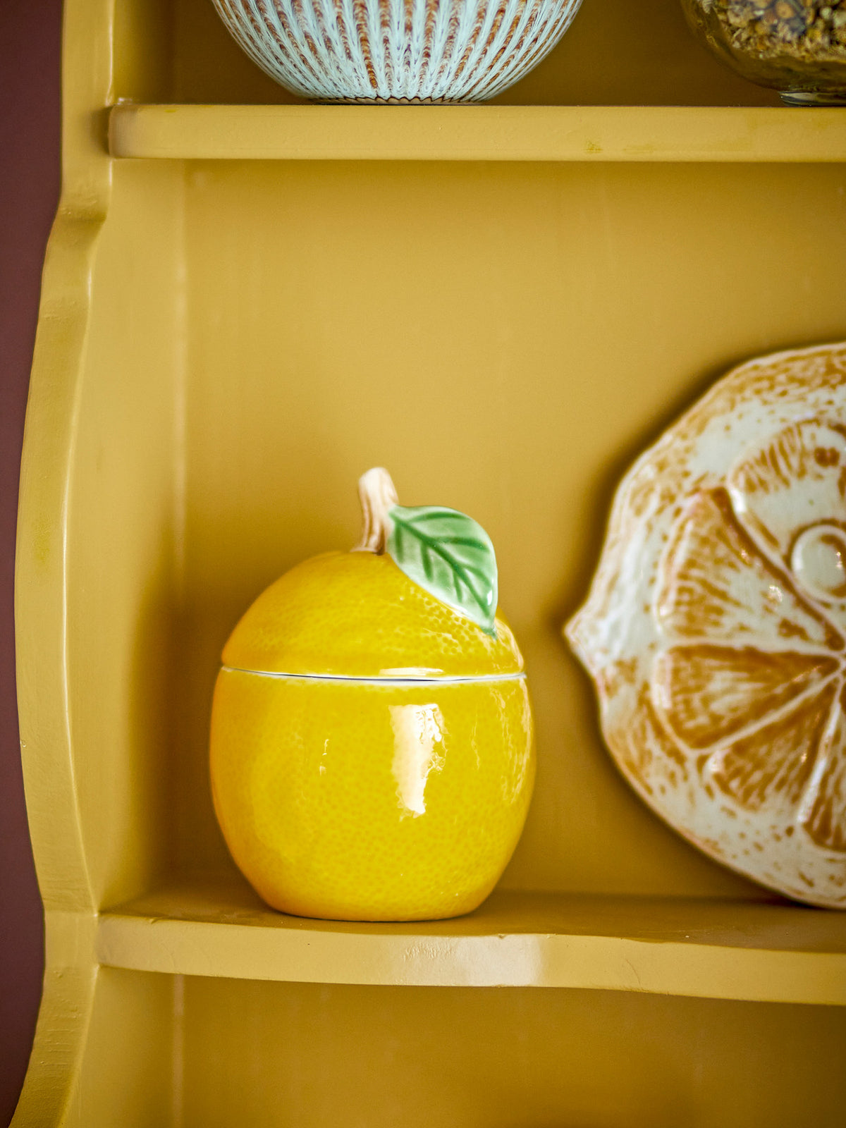 Limone Gefäss mit Deckel, Gelb, Steingut in Gelb präsentiert im Onlineshop von KAQTU Design AG. Kanne ist von Creative Collection