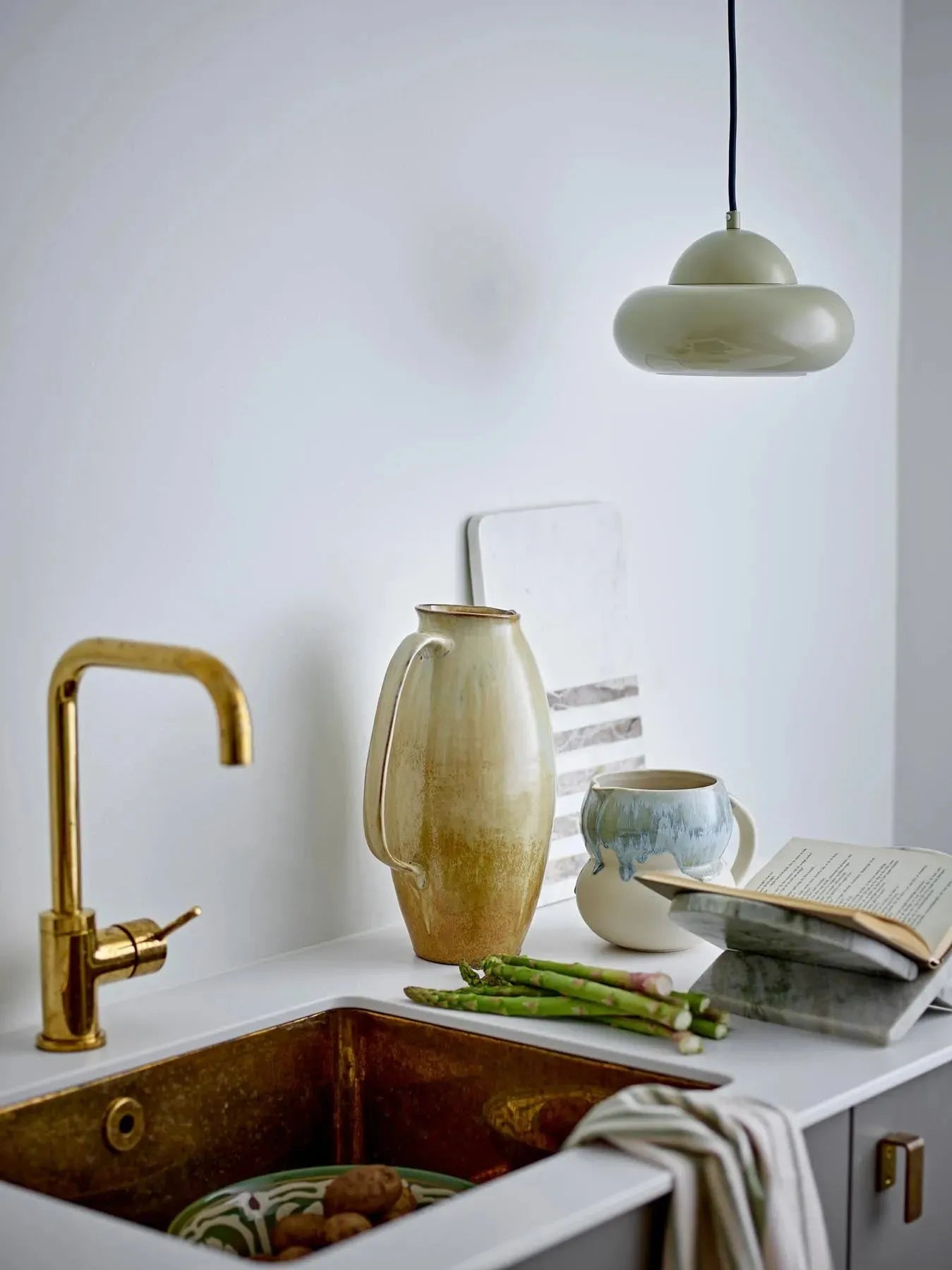 Luna Milchkännchen, Blau, Steingut in Blau präsentiert im Onlineshop von KAQTU Design AG. Kanne ist von Bloomingville