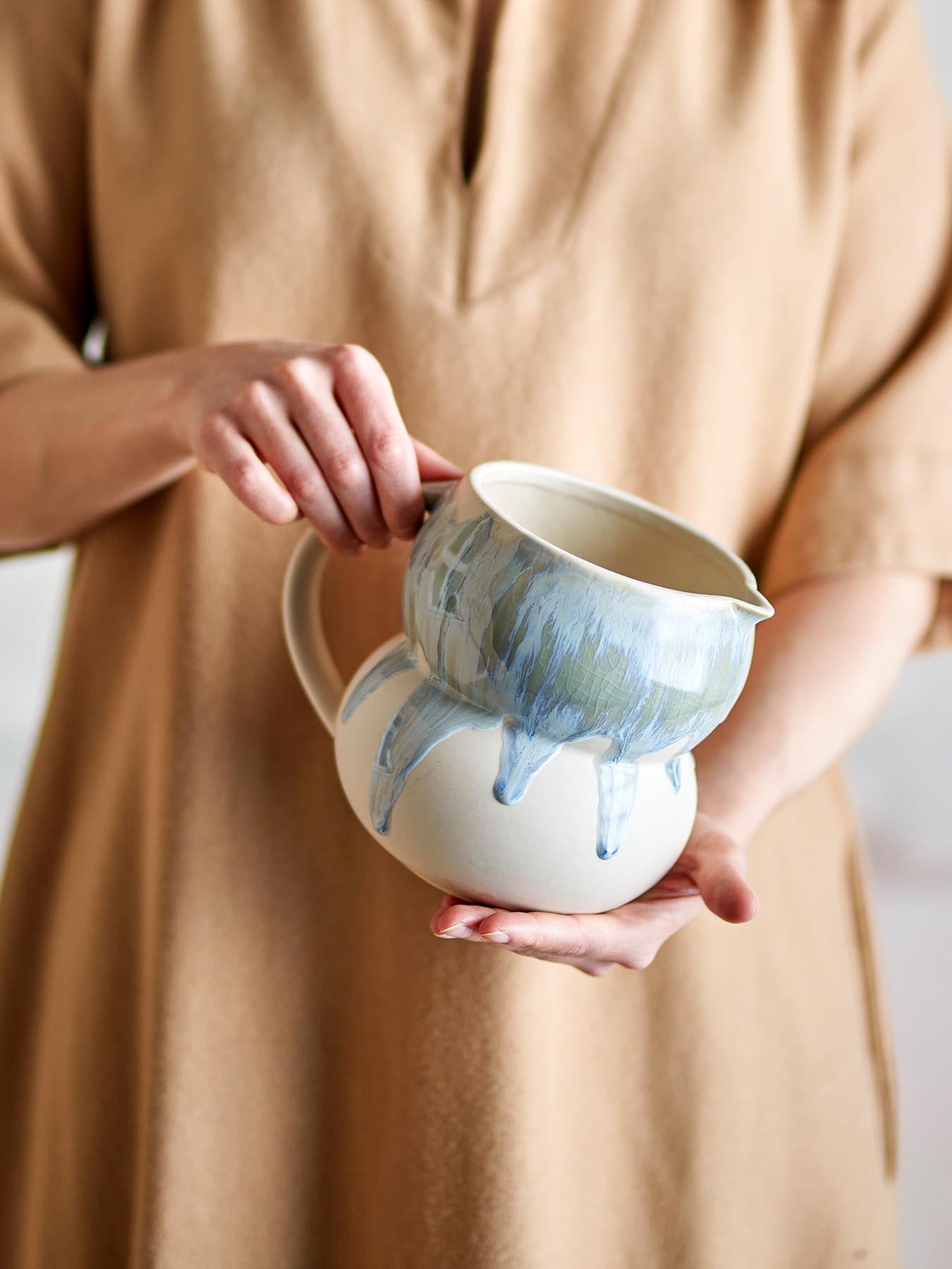 Luna Milchkännchen, Blau, Steingut in Blau präsentiert im Onlineshop von KAQTU Design AG. Kanne ist von Bloomingville