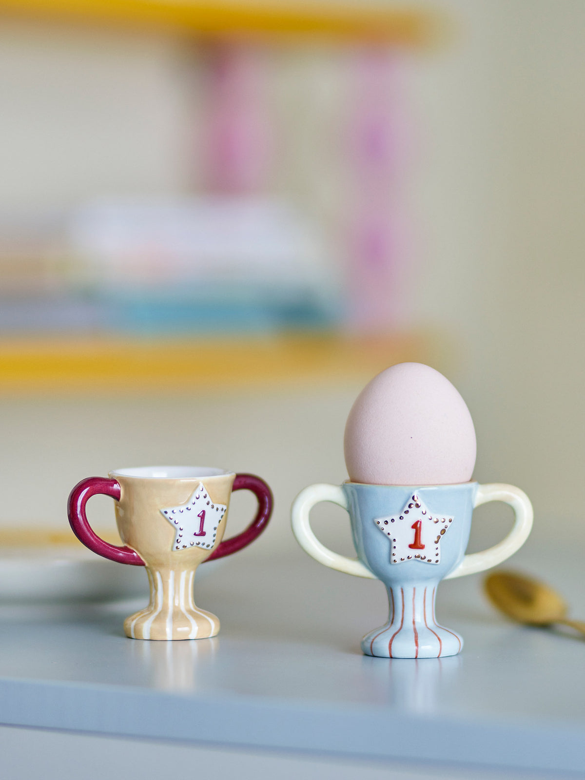 Trophy Eierbecher, Blau, Steingut in Blau präsentiert im Onlineshop von KAQTU Design AG. Eierbecher ist von Bloomingville Mini