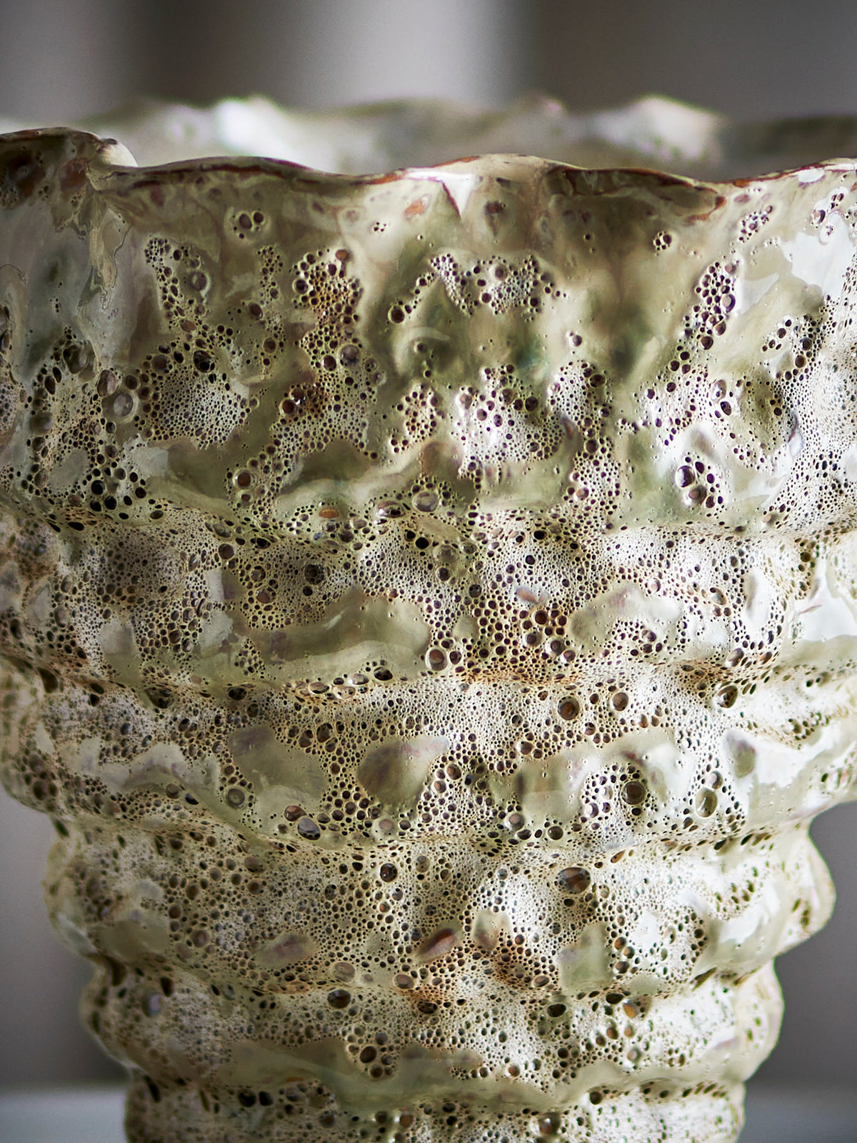 Colleen Blumentopf, Weiss, Steingut in Weiss präsentiert im Onlineshop von KAQTU Design AG. Blumentopf ist von Bloomingville
