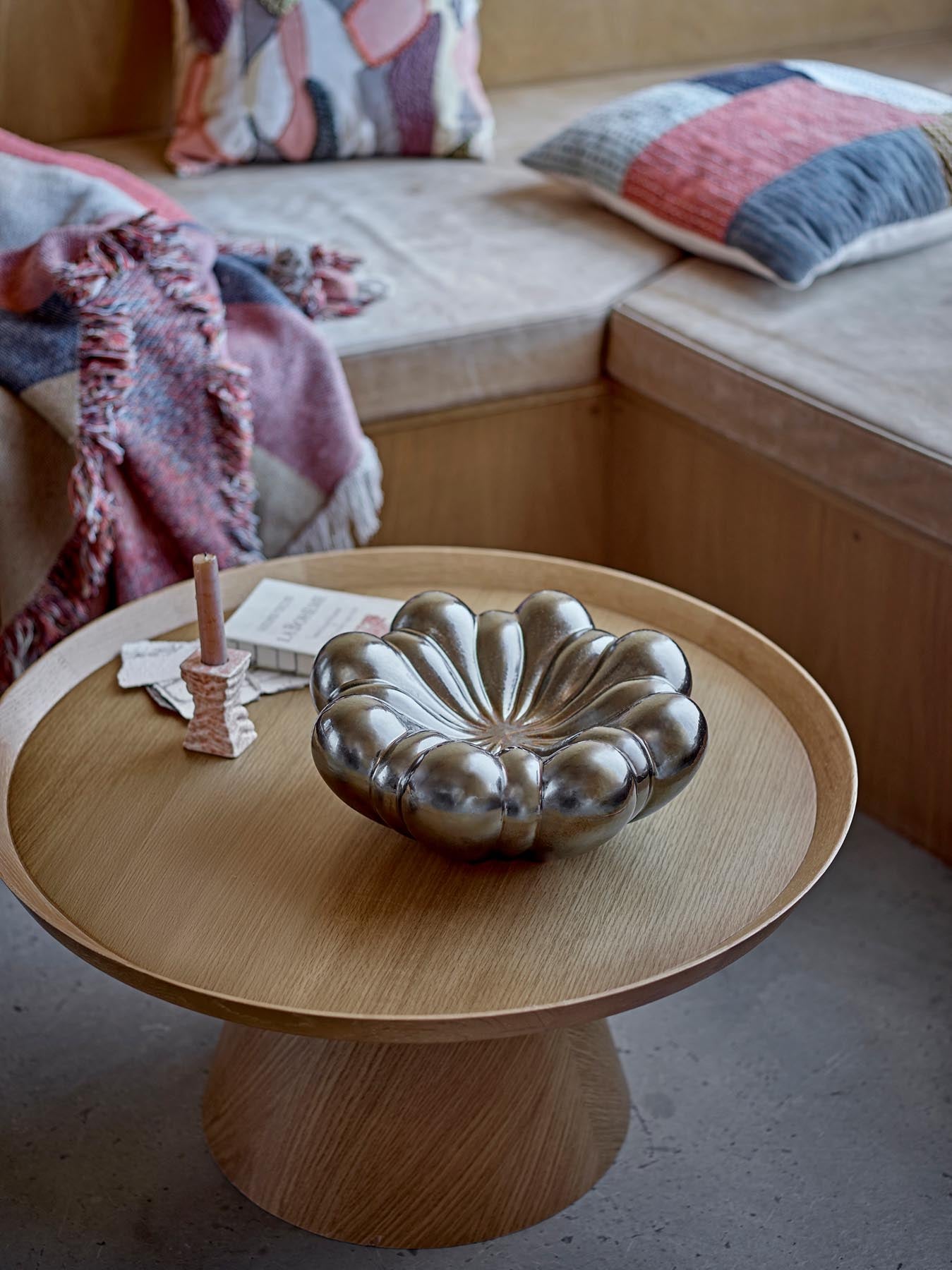 Verleihen Sie Ihrem Wohnraum mit der Sheeran Schale von Bloomingville einen Hauch von Luxus. Diese elegante Steingutschale mit silbernem Finish ist vielseitig einsetzbar und ein echter Blickfang!
