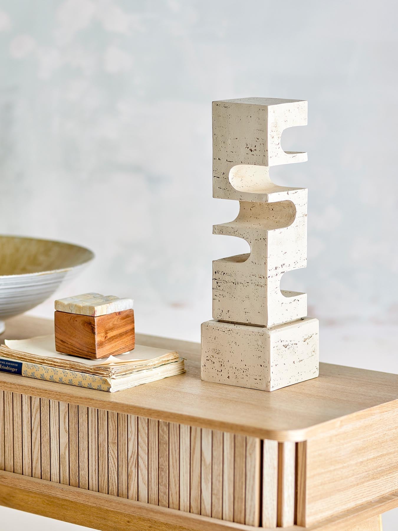 Hallam Deko, Weiß, Polyresin in Weiß präsentiert im Onlineshop von KAQTU Design AG. Weihnachtszubehör ist von Bloomingville
