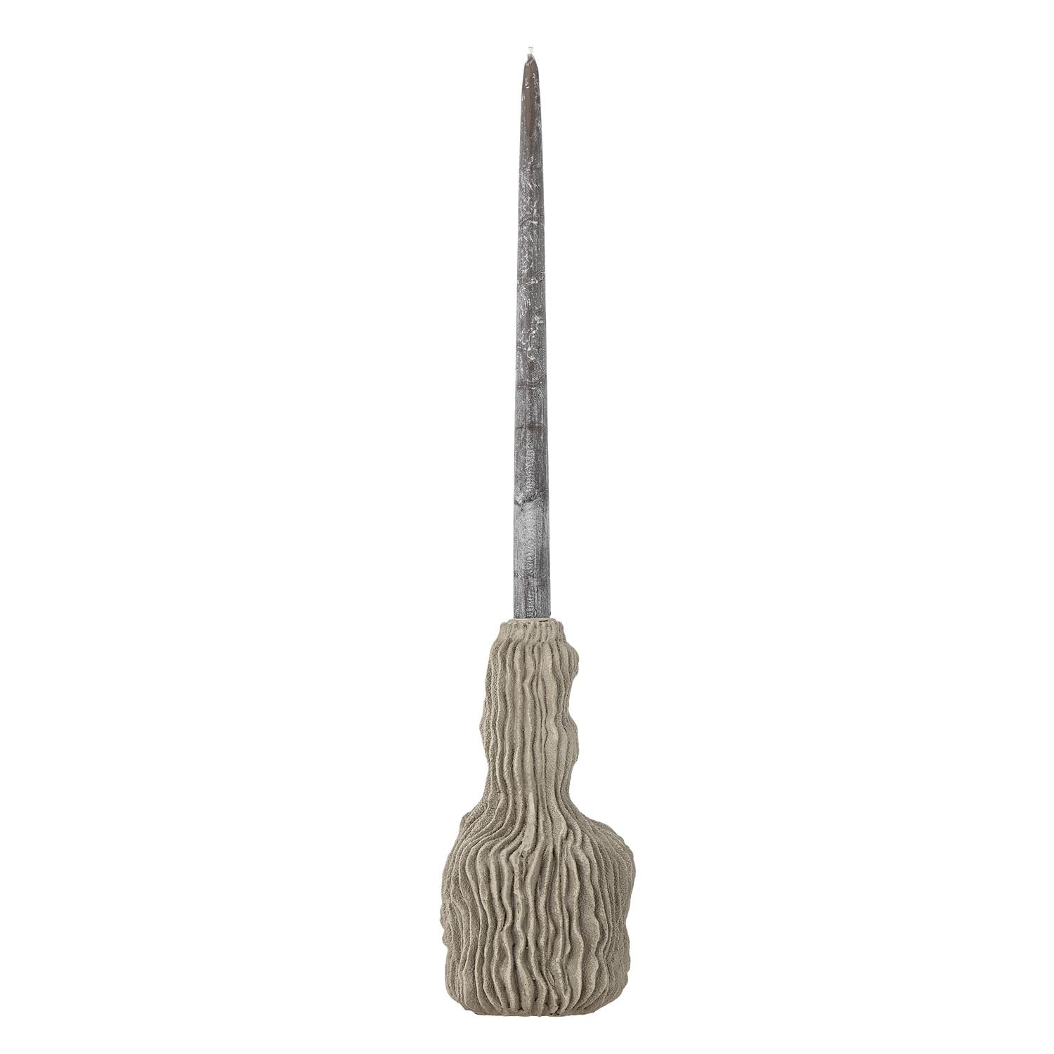 Entdecken Sie den Briar Kerzenhalter von Bloomingville – ein skulpturales Wohnaccessoire aus grauem Polyresin mit natürlicher, gewellter Textur.