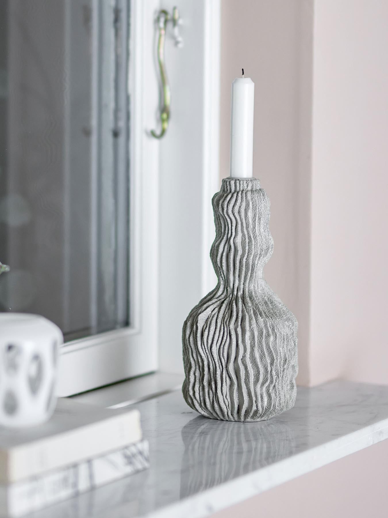 Verleihen Sie Ihrem Wohnraum mit dem grauen Briar Kerzenhalter von Bloomingville einen Hauch von skandinavischem Design. Aus robustem Polyresin gefertigt, besticht er durch seine einzigartige, gewellte Oberfläche.