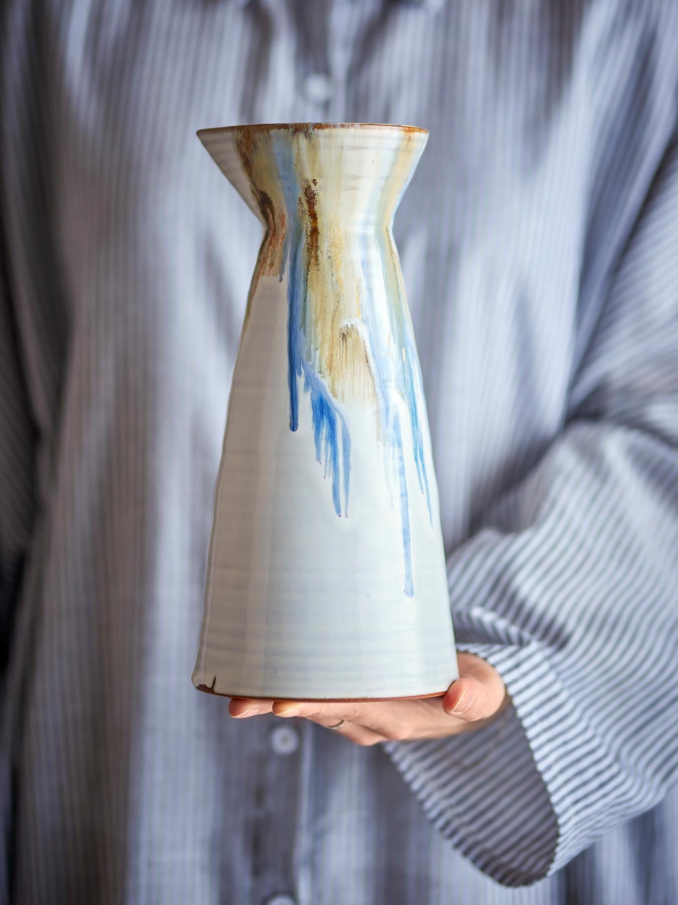 Nettie Krug, Blau, Steingut in Blau präsentiert im Onlineshop von KAQTU Design AG. Kanne ist von Creative Collection