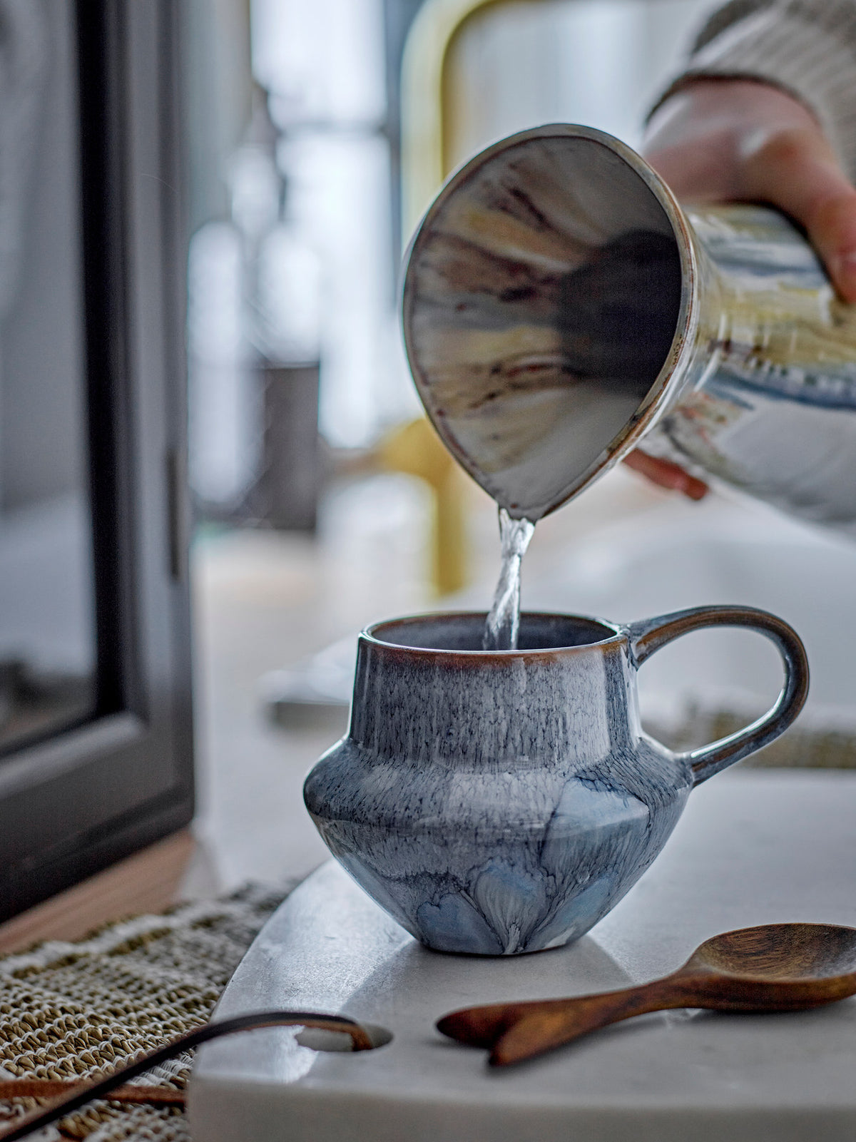 Nettie Krug, Blau, Steingut in Blau präsentiert im Onlineshop von KAQTU Design AG. Kanne ist von Creative Collection