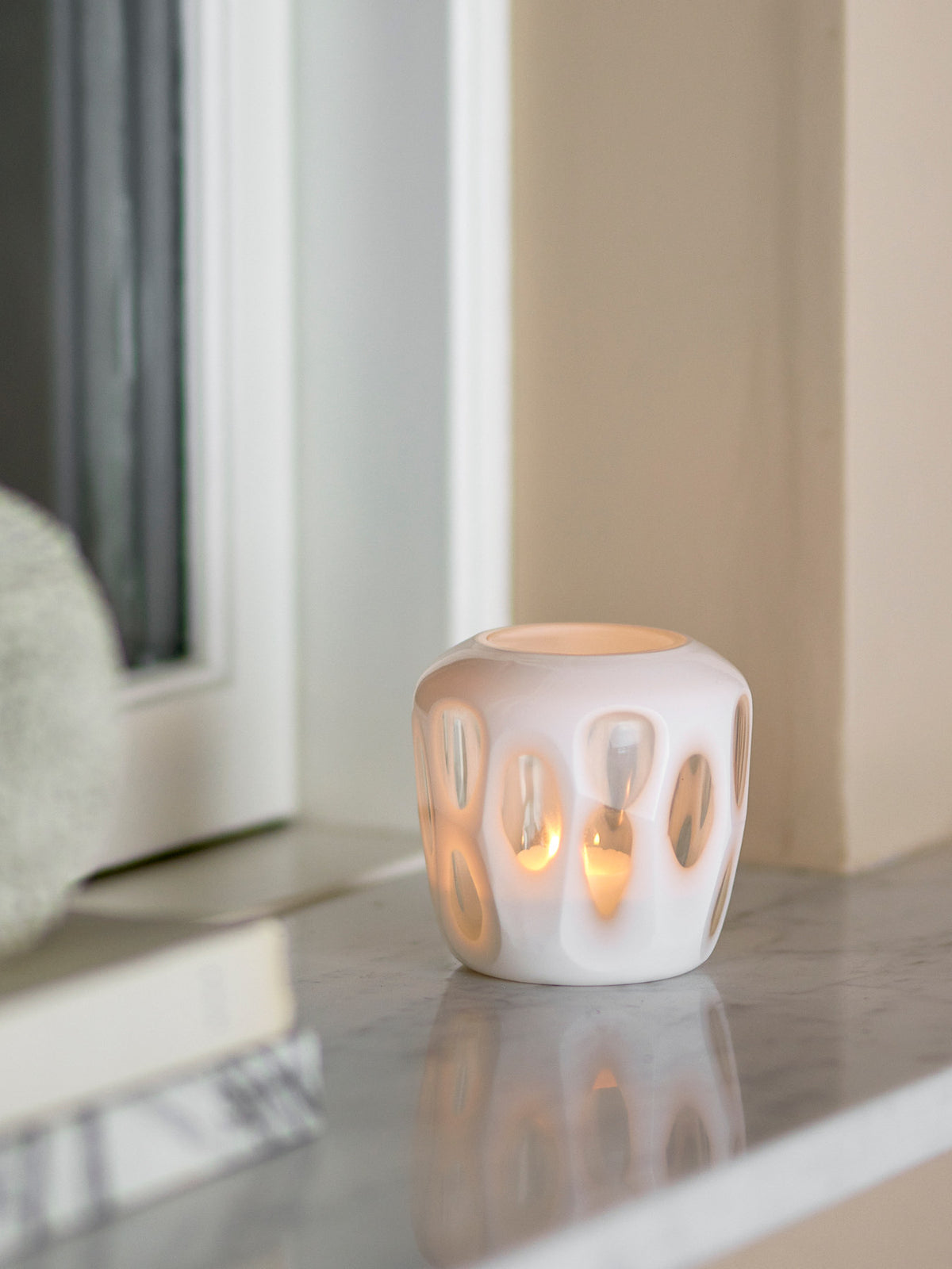 Rohan Teelichthalter, Weiss, Recyceltes Glas in Weiss präsentiert im Onlineshop von KAQTU Design AG. Teelichthalter ist von Bloomingville