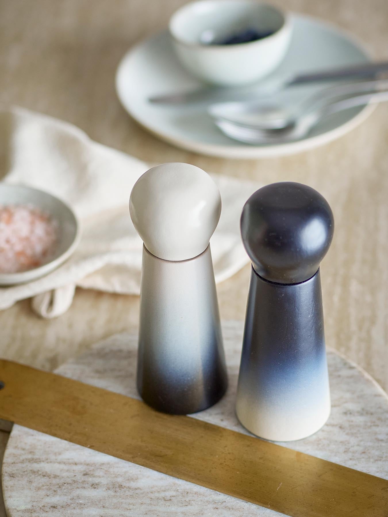 Hyman Salz- und Pfeffermühle, Blau, Gummibaumholz in Blau präsentiert im Onlineshop von KAQTU Design AG. Salz & Pfeffer ist von Bloomingville