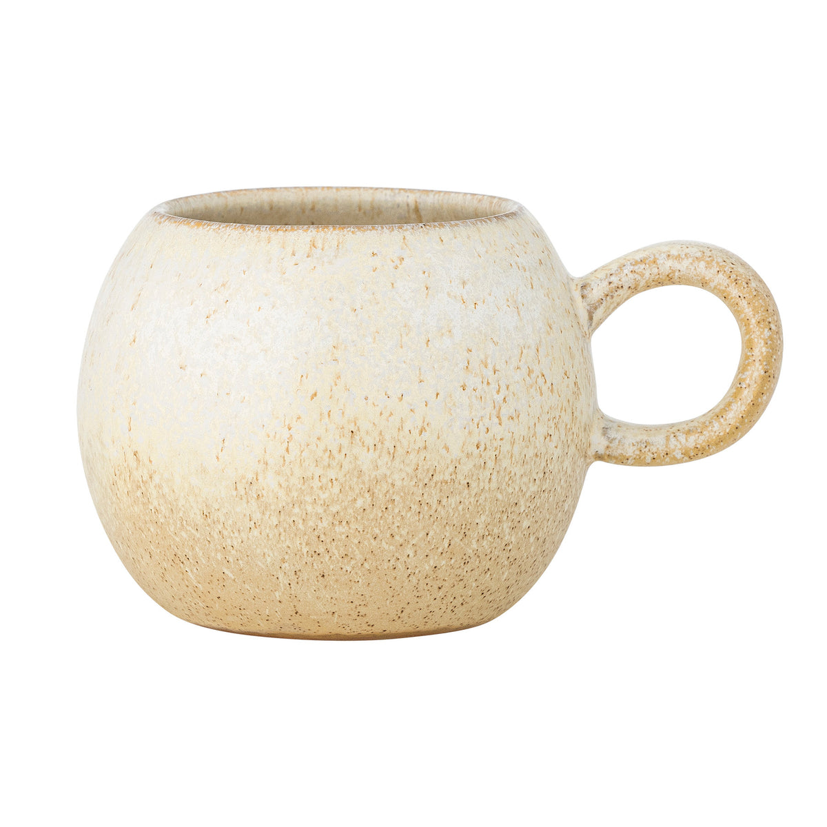 Beige Tasse aus Steingut mit Henkel, Modell Paula von Bloomingville, reaktive Glasur mit warmen Sandtönen, Fassungsvermögen 410 ml.