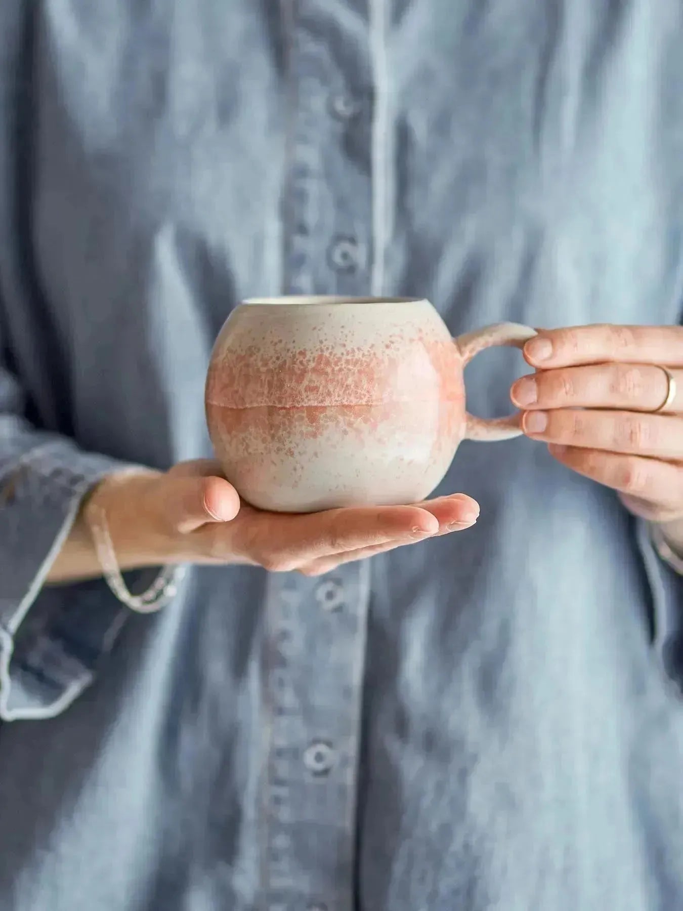 Paula Becher, Orange, Steingut in Orange präsentiert im Onlineshop von KAQTU Design AG. Tasse ist von Bloomingville