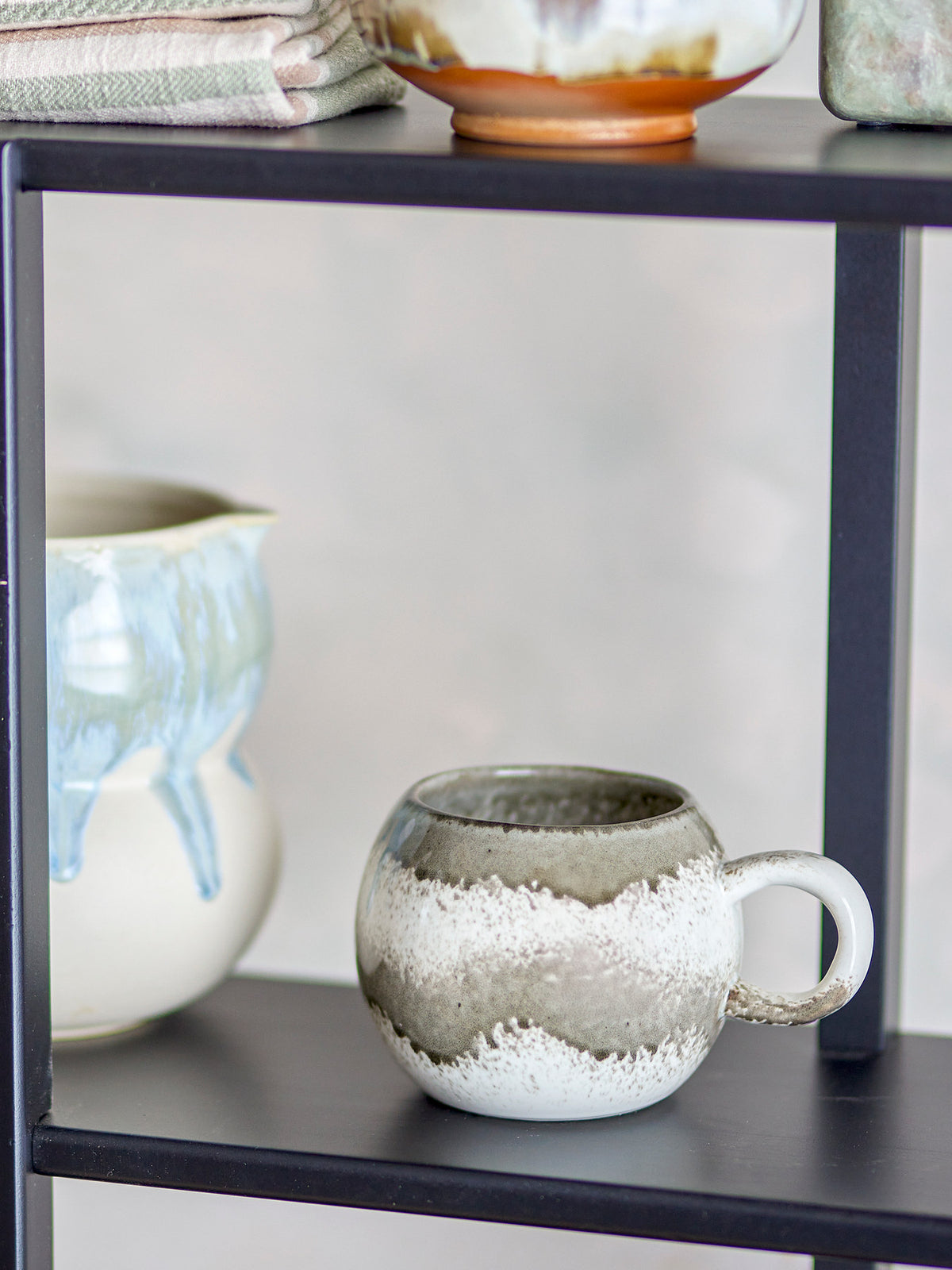 Paula Becher, Grau, Steingut in Grau präsentiert im Onlineshop von KAQTU Design AG. Tasse ist von Bloomingville