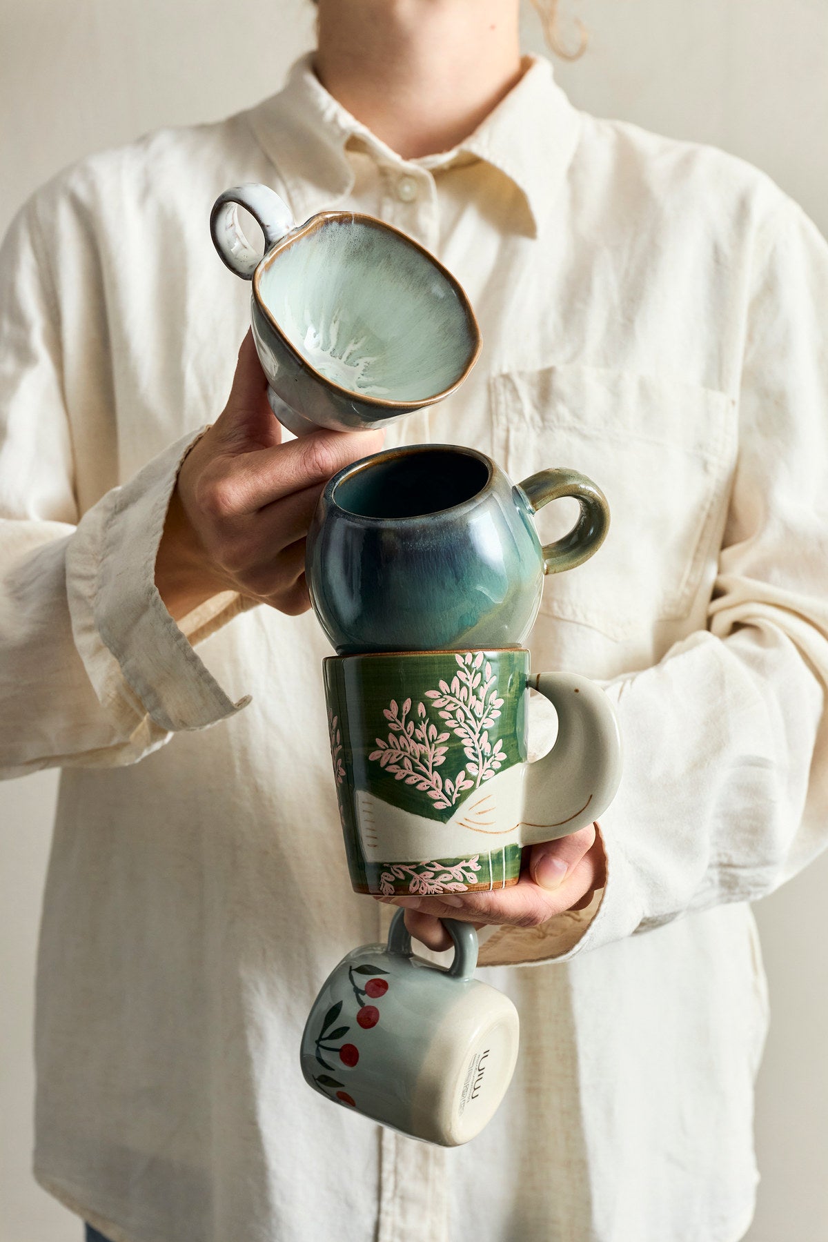 Hezha Tasse, Grün, Steingut in Green präsentiert im Onlineshop von KAQTU Design AG. Tasse ist von Bloomingville