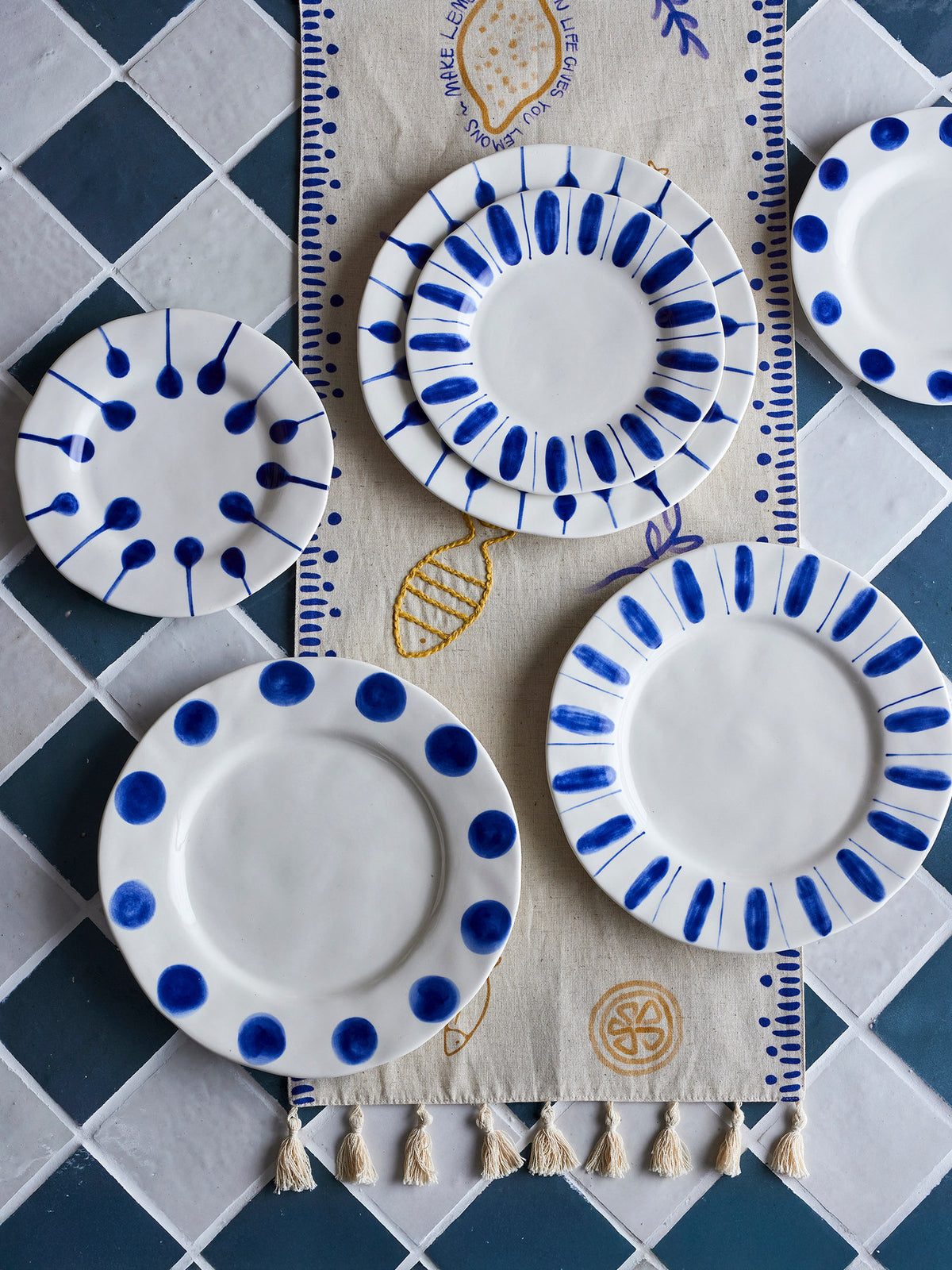 Linora Teller, Blau, Steingut in Blue präsentiert im Onlineshop von KAQTU Design AG. Teller ist von Creative Collection