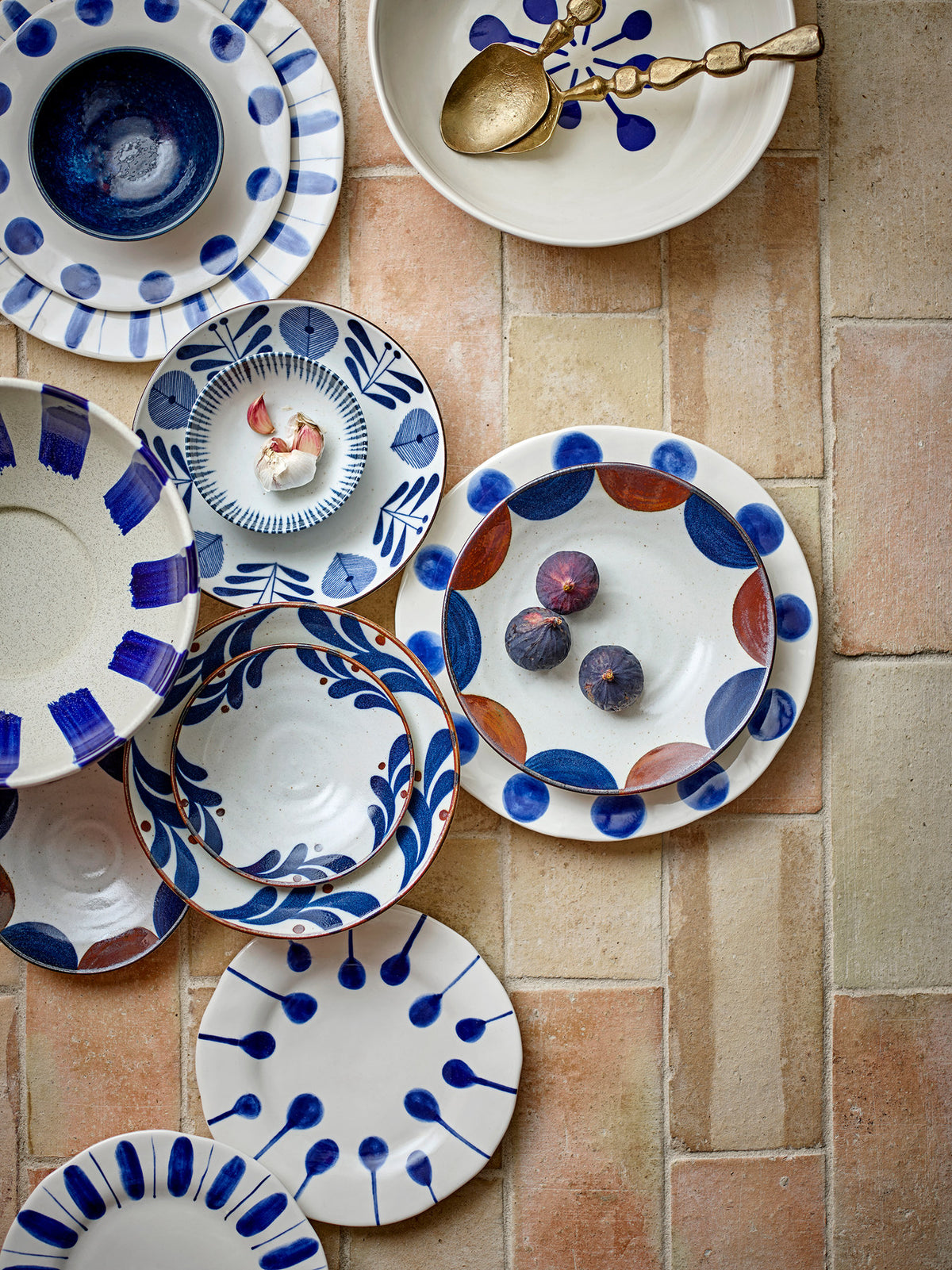 Linora Teller, Blau, Steingut in Blue präsentiert im Onlineshop von KAQTU Design AG. Teller ist von Creative Collection