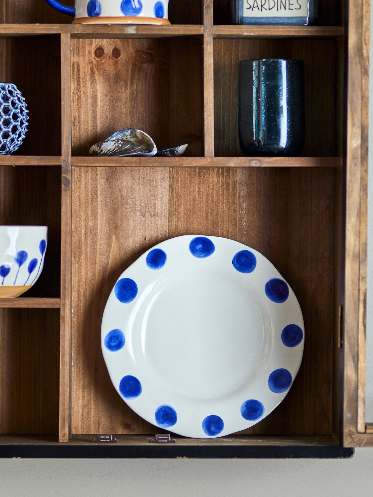 Linora Teller, Blau, Steingut in Blue präsentiert im Onlineshop von KAQTU Design AG. Teller ist von Creative Collection