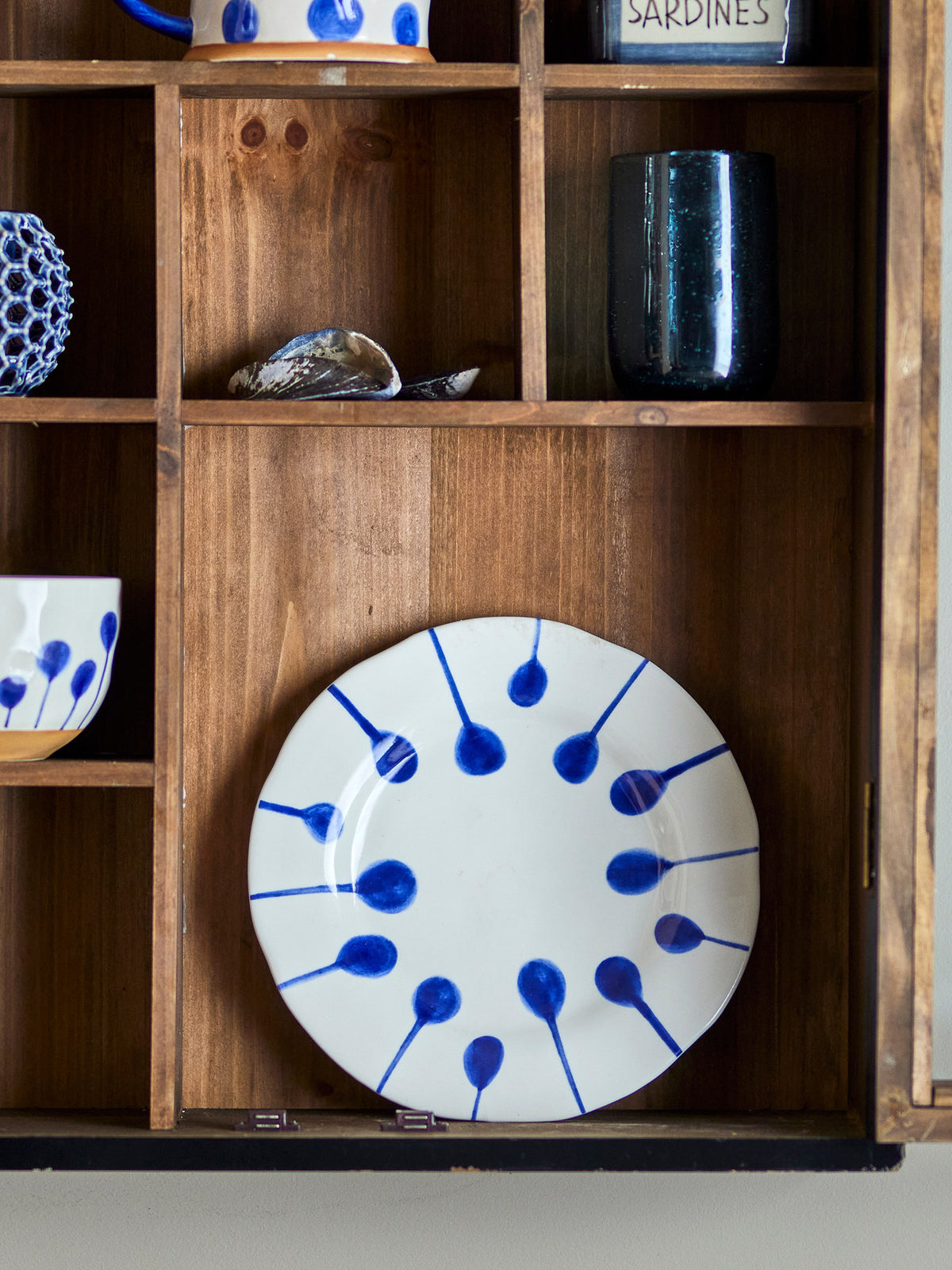 Linora Teller, Blau, Steingut in Blue präsentiert im Onlineshop von KAQTU Design AG. Teller ist von Creative Collection