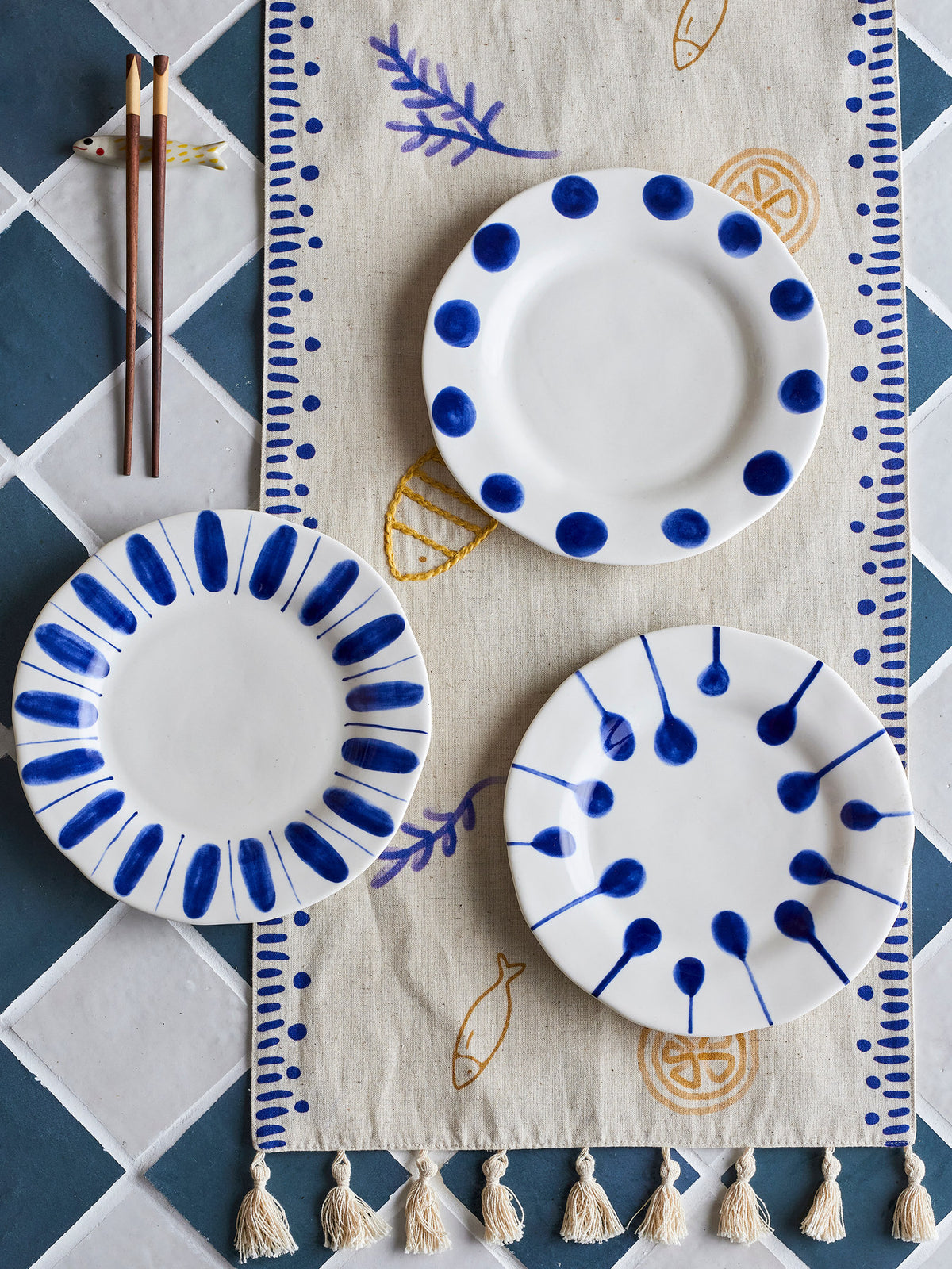 Linora Teller, Blau, Steingut in Blue präsentiert im Onlineshop von KAQTU Design AG. Teller ist von Creative Collection