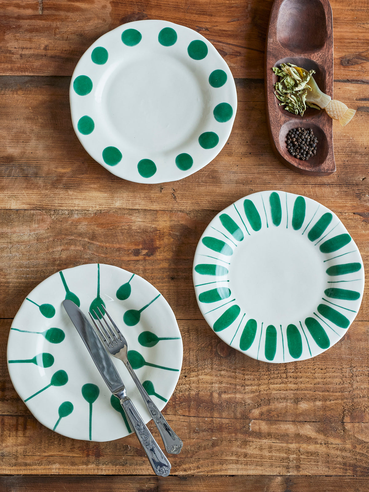 Linora Teller, Grün, Steingut in Green präsentiert im Onlineshop von KAQTU Design AG. Teller ist von Creative Collection