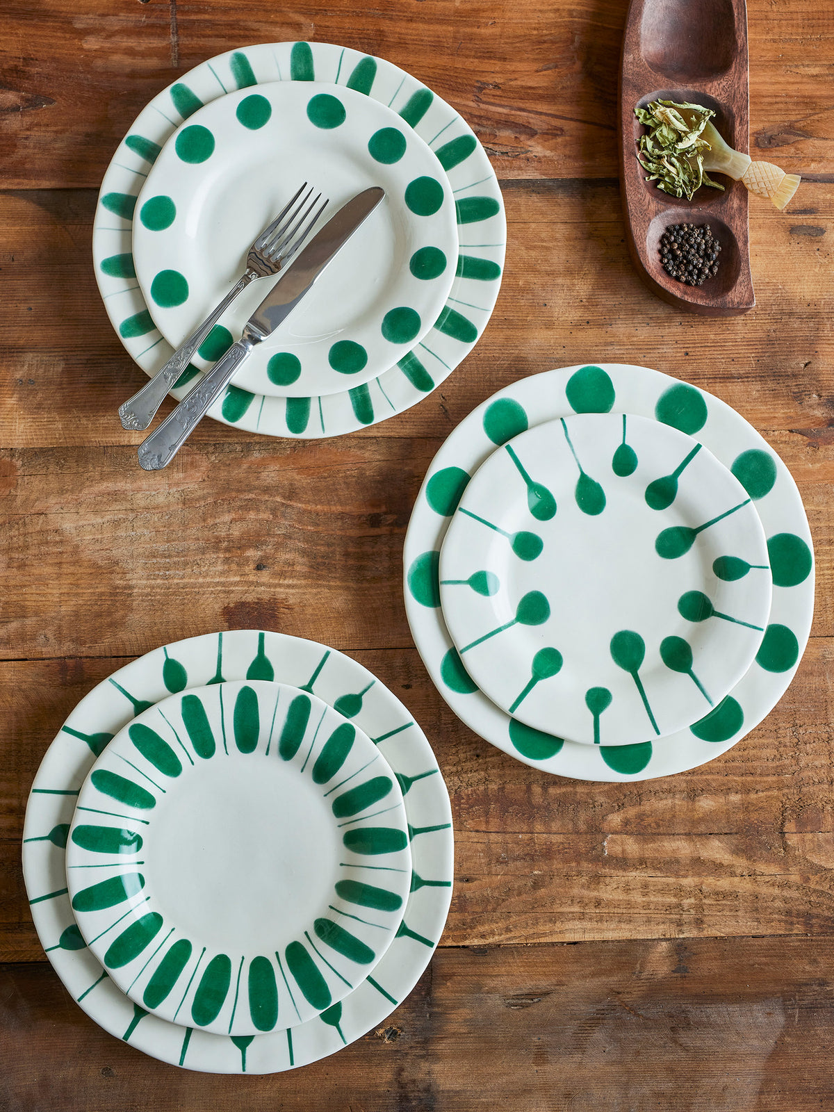 Linora Teller, Grün, Steingut in Green präsentiert im Onlineshop von KAQTU Design AG. Teller ist von Creative Collection