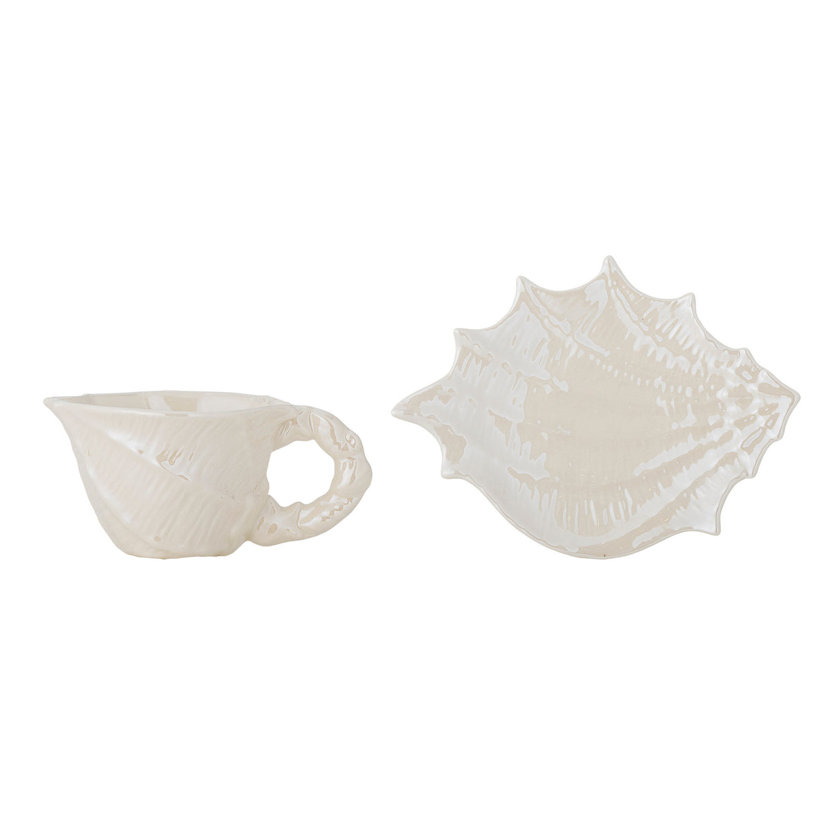 Shellie Tasse mit Untertasse, Weiss, Steingut in White präsentiert im Onlineshop von KAQTU Design AG. Tasse ist von Bloomingville