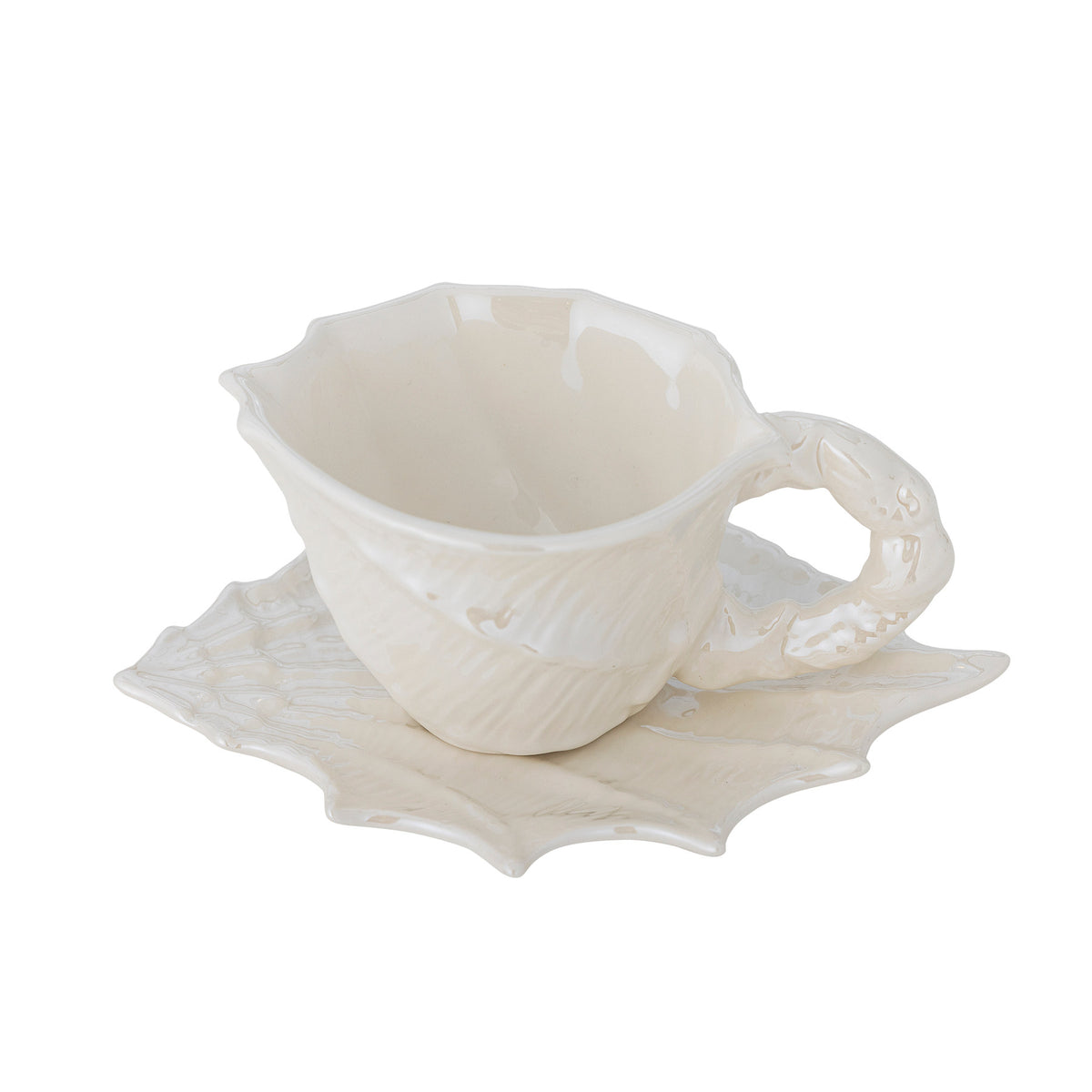 Shellie Tasse mit Untertasse, Weiss, Steingut in White präsentiert im Onlineshop von KAQTU Design AG. Tasse ist von Bloomingville