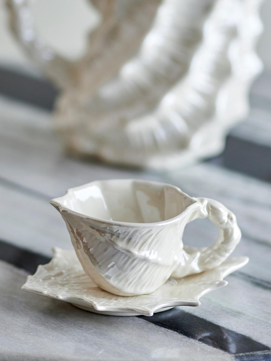 Shellie Tasse mit Untertasse, Weiß, Steingut in White präsentiert im Onlineshop von KAQTU Design AG. Tasse ist von Bloomingville