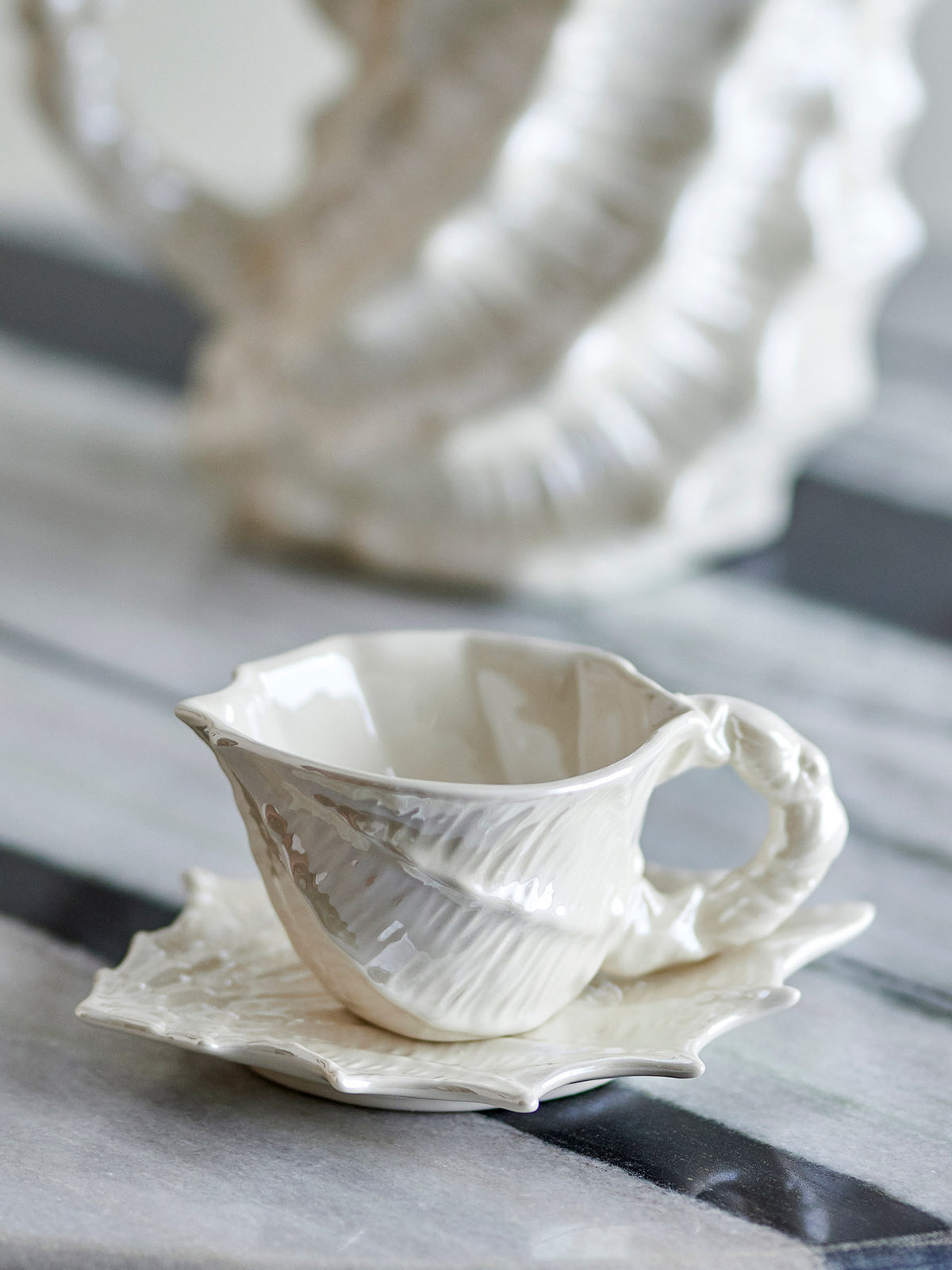 Shellie Tasse mit Untertasse, Weiss, Steingut in White präsentiert im Onlineshop von KAQTU Design AG. Tasse ist von Bloomingville