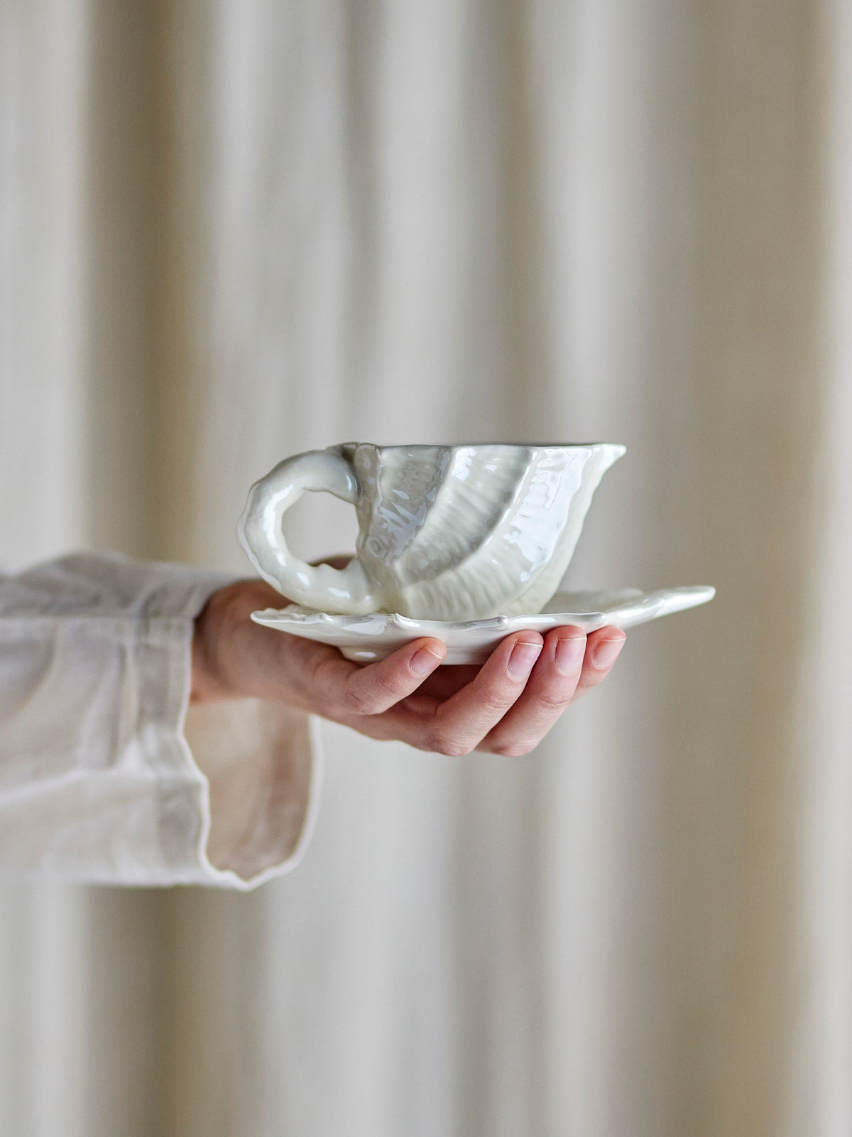 Shellie Tasse mit Untertasse, Weiss, Steingut in White präsentiert im Onlineshop von KAQTU Design AG. Tasse ist von Bloomingville