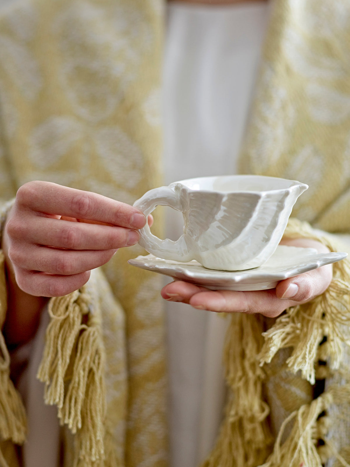 Shellie Tasse mit Untertasse, Weiss, Steingut in White präsentiert im Onlineshop von KAQTU Design AG. Tasse ist von Bloomingville