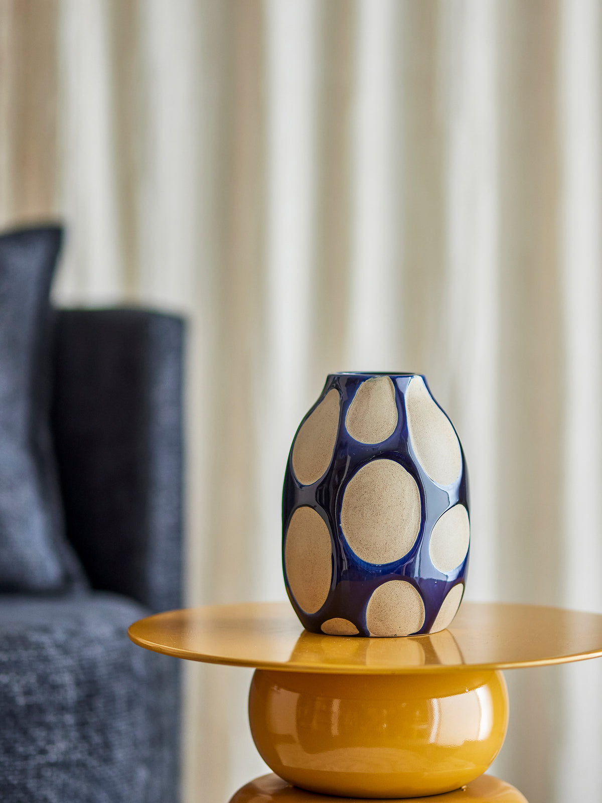 Bashir Vase, Blau, Steingut in Blue präsentiert im Onlineshop von KAQTU Design AG. Vase ist von Bloomingville